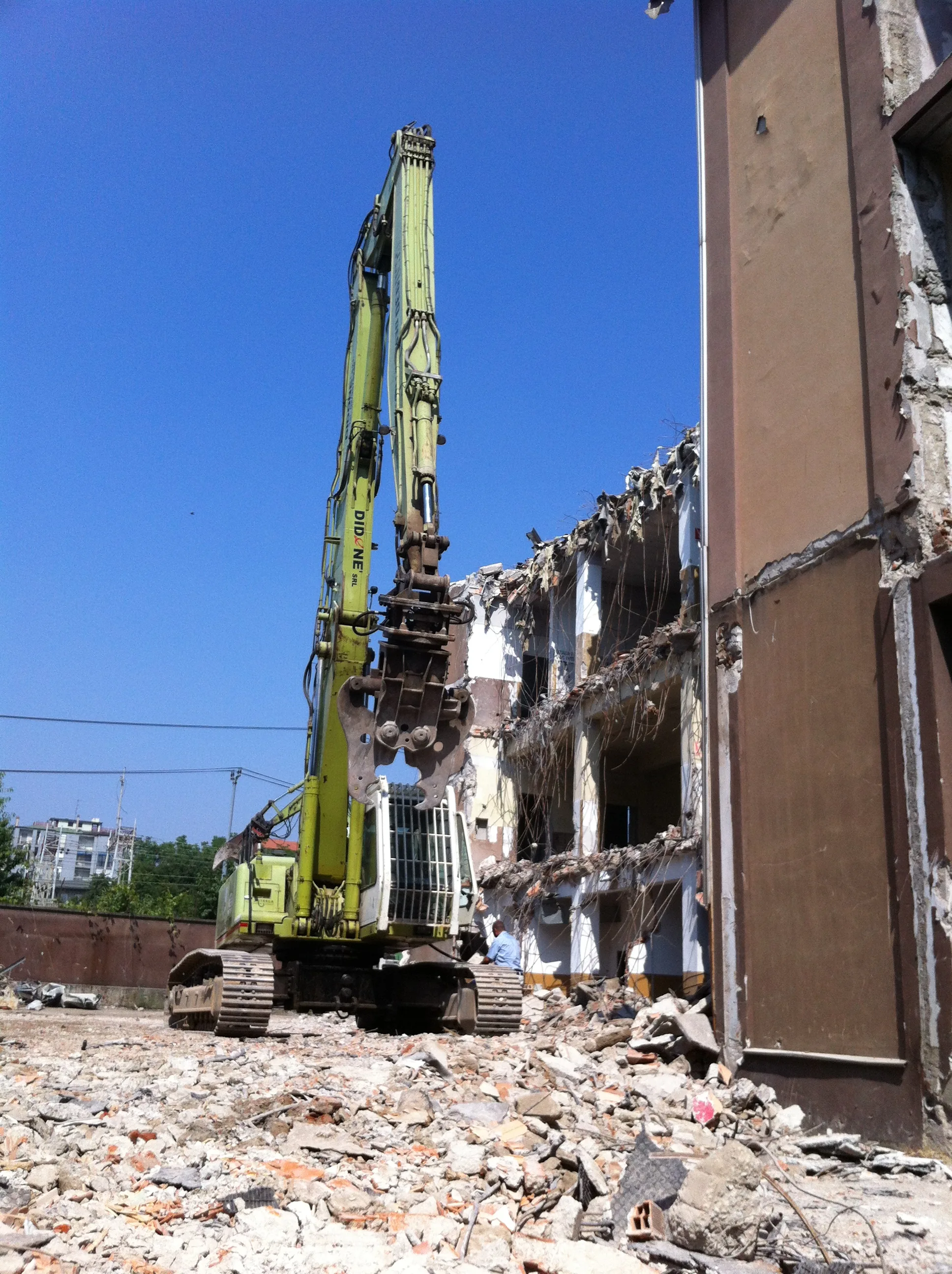 Abitare in Poste — Via Tirone — Mezzi di demolizione e fabbricati esistenti