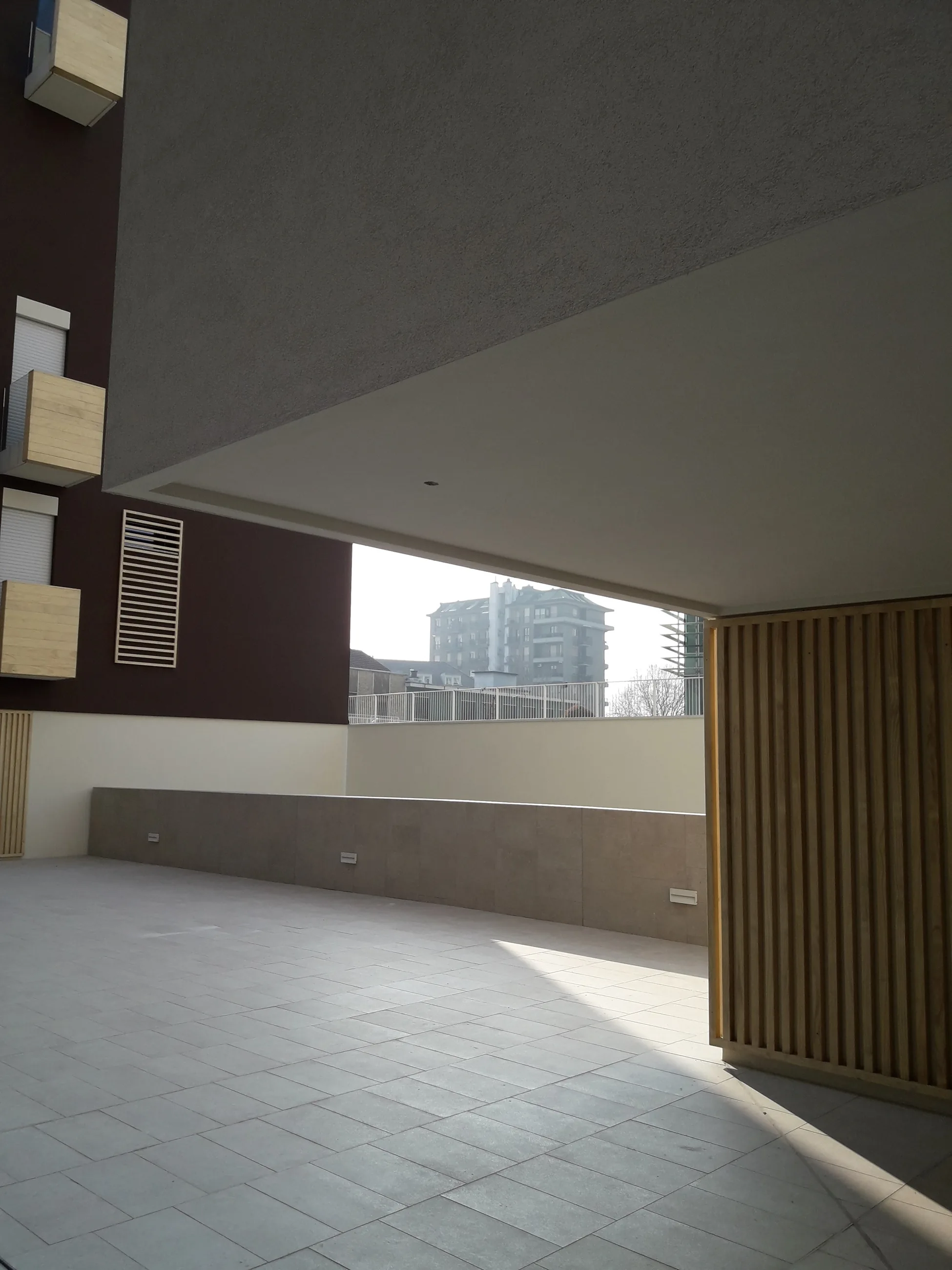 Abitare in Poste — Via Tirone — Portico sotto il complesso residenziale