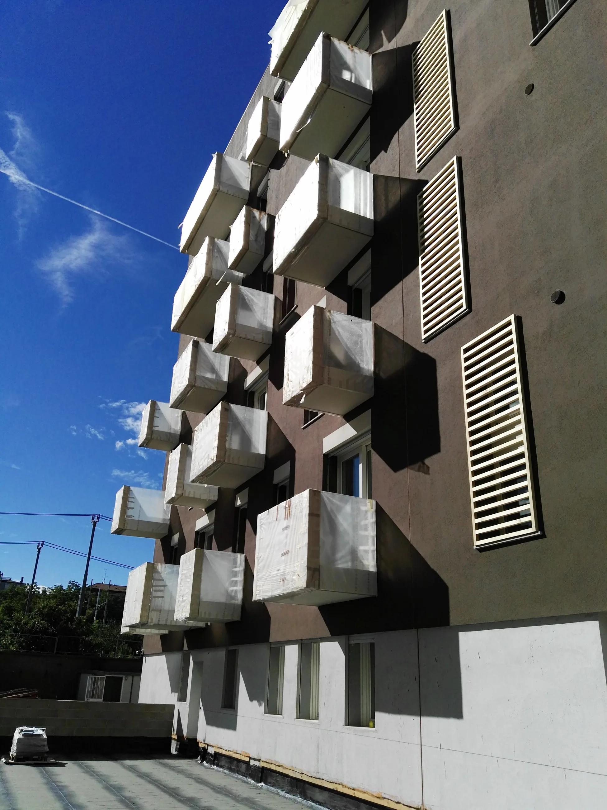 Abitare in Poste — Via Tirone — Prospetto scuro con balconi aggettanti