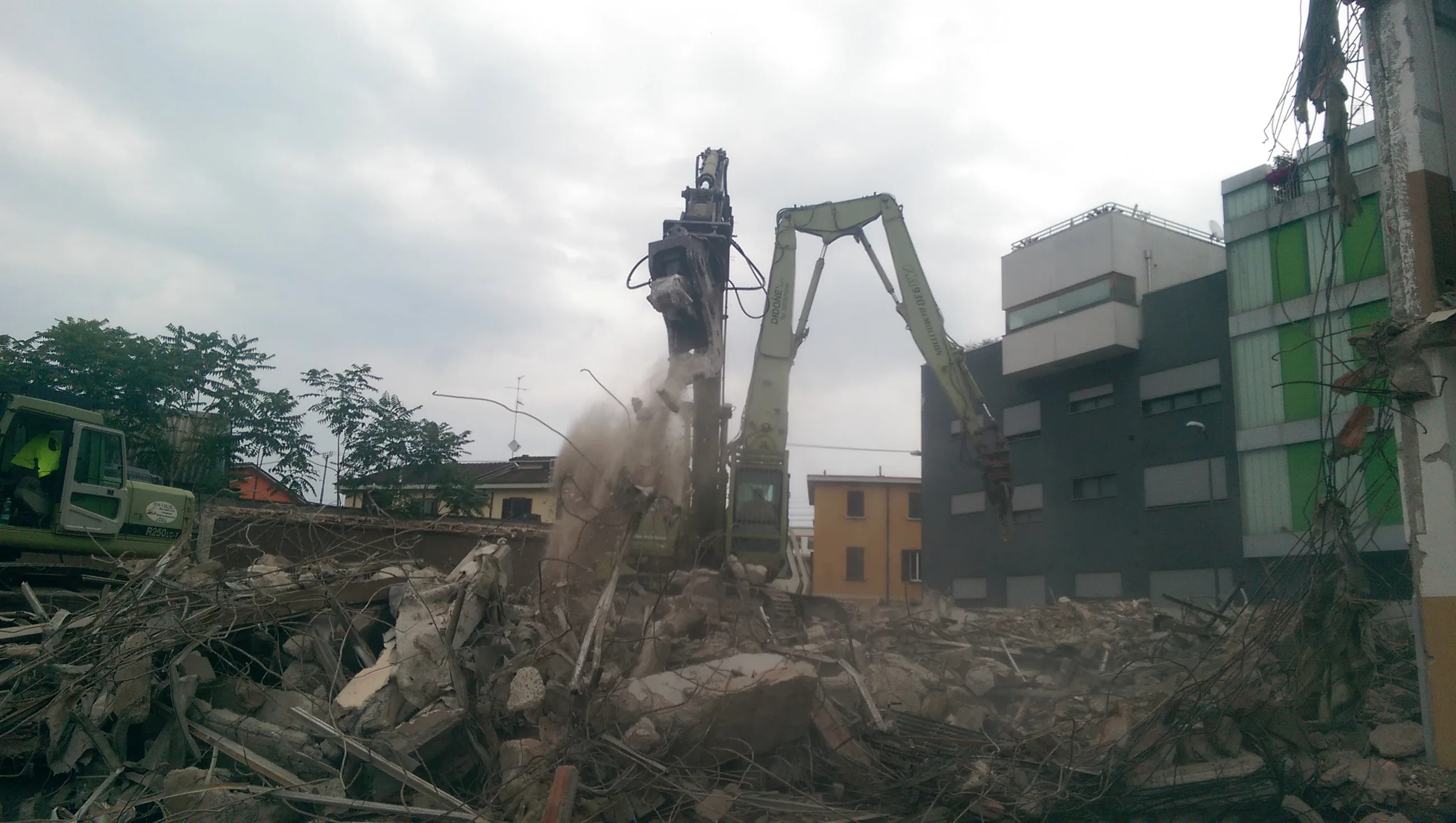 Abitare in Poste — Via Tirone — Demolizione dei fabbricati preesistenti