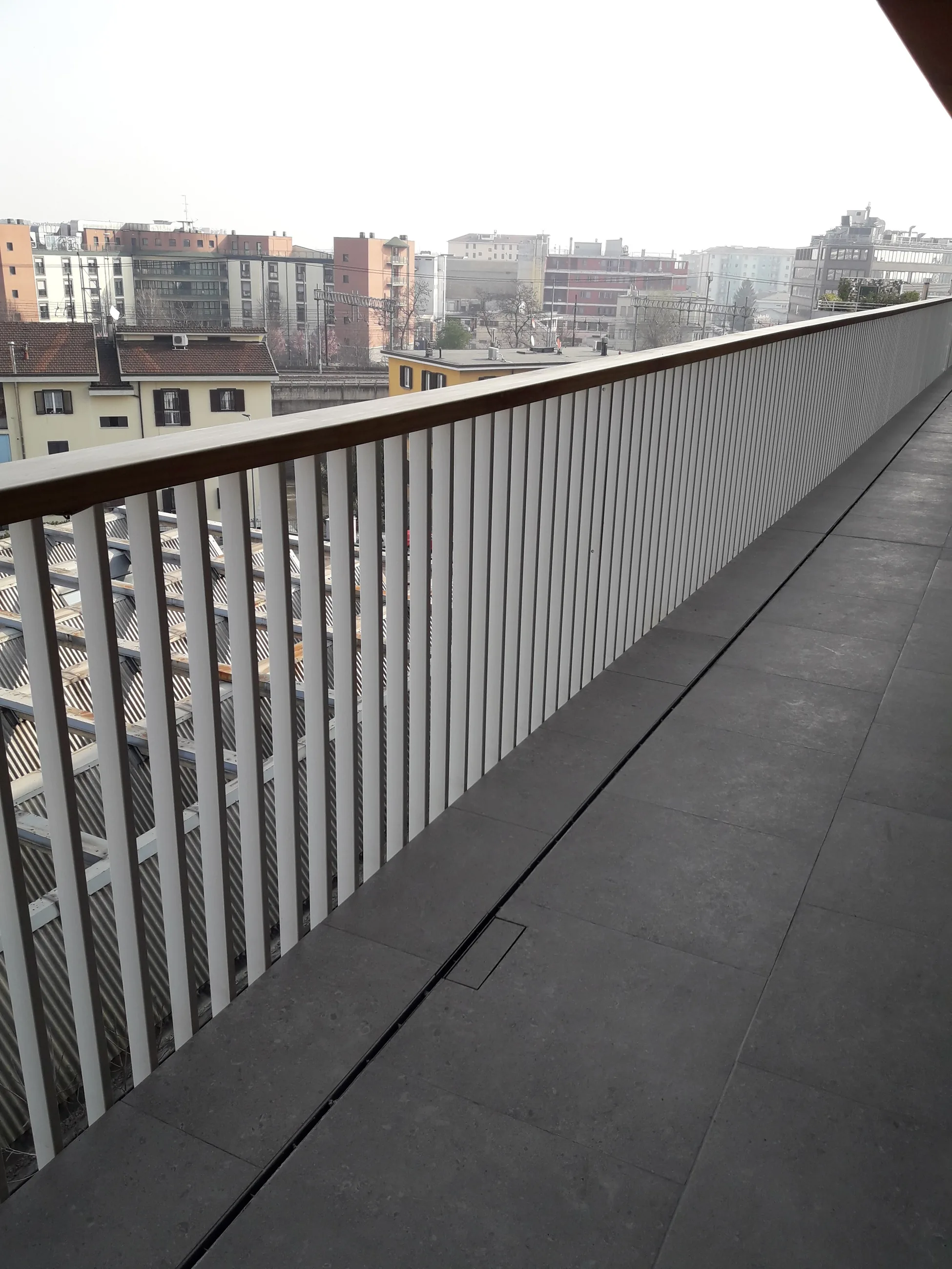 Abitare in Poste — Via Tirone — Balcone con parapetto metallico