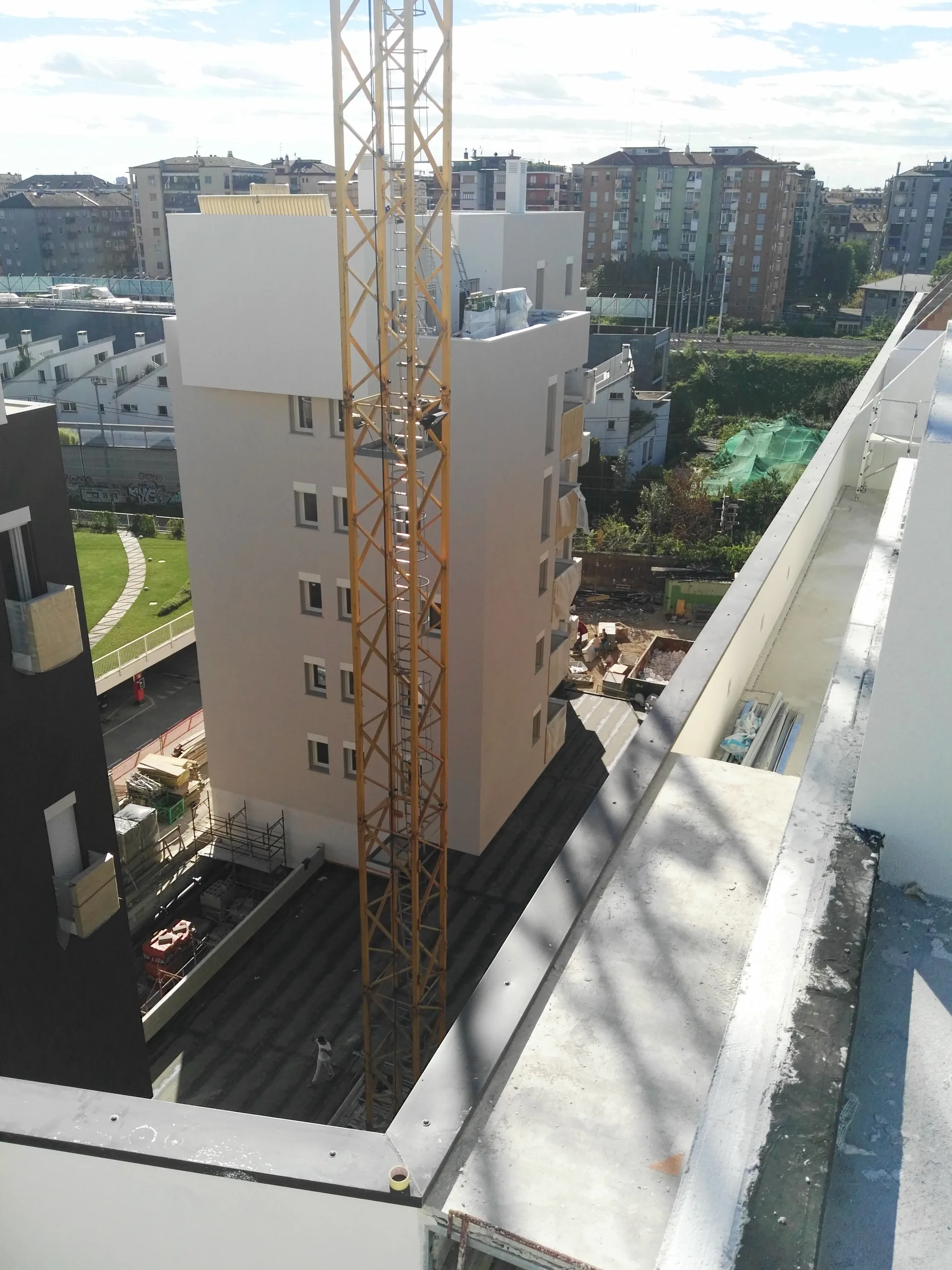 Abitare in Poste — Via Tirone — Vista dall’alto della corte durante il completamento