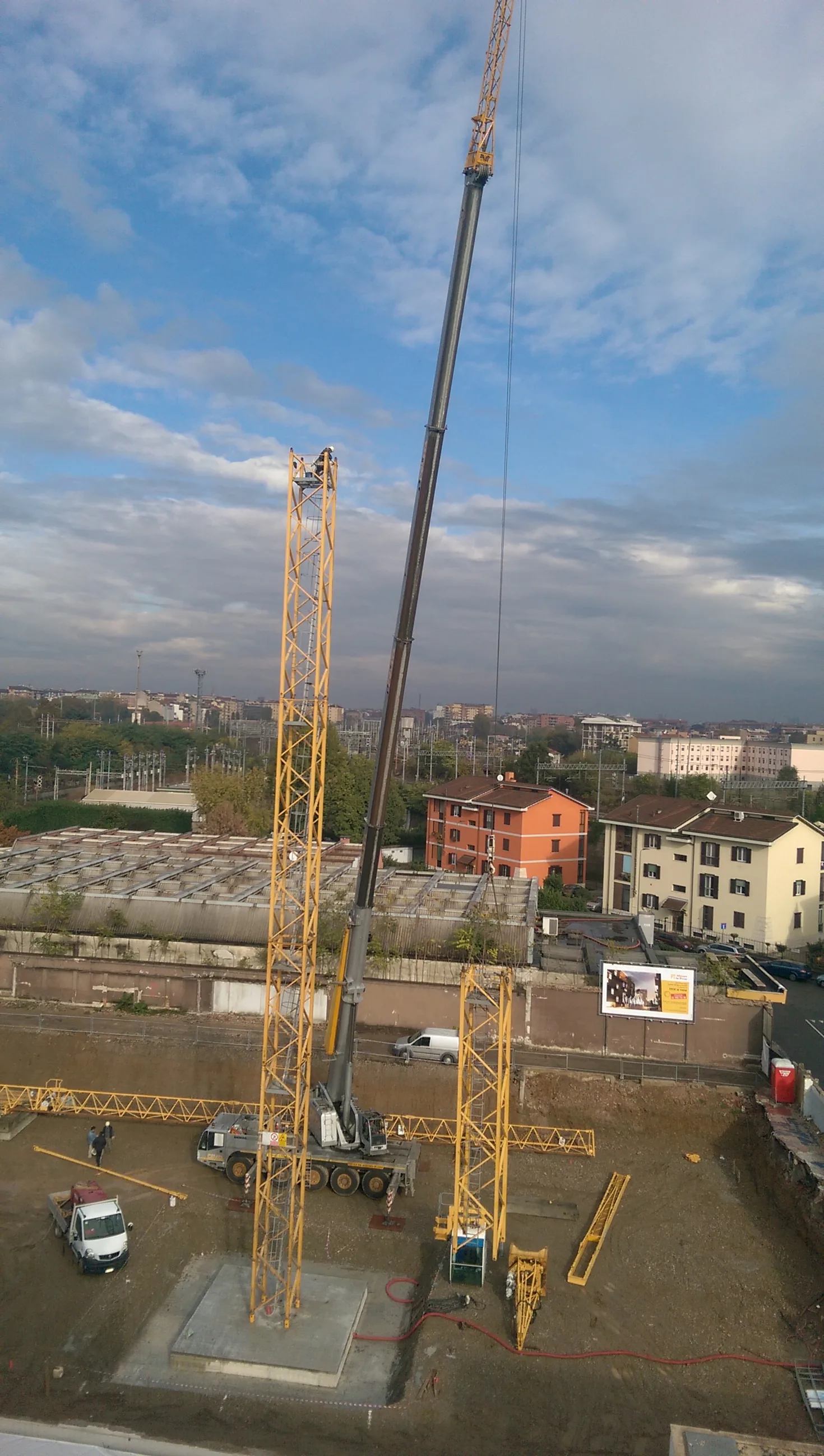 Abitare in Poste — Via Tirone — Sollevamento degli elementi della gru