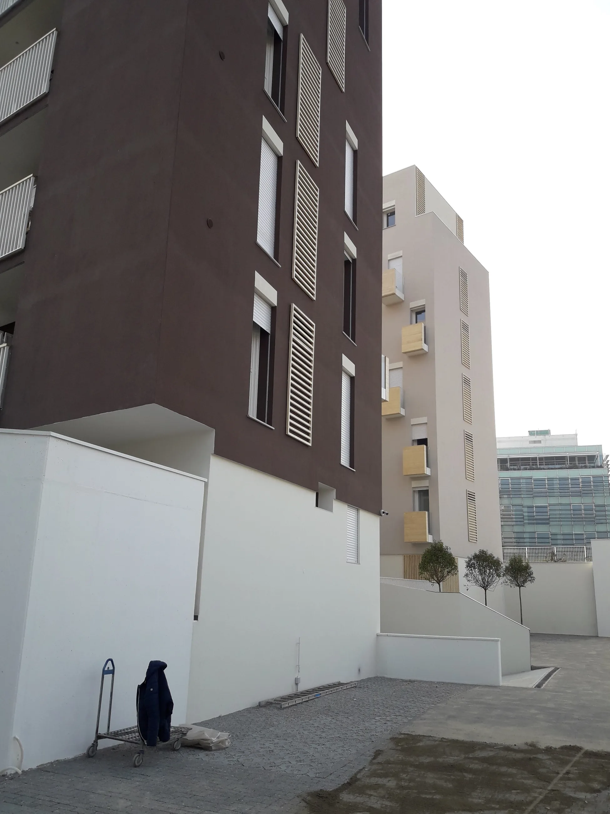 Abitare in Poste — Via Tirone — Vista della corte e del fabbricato chiaro