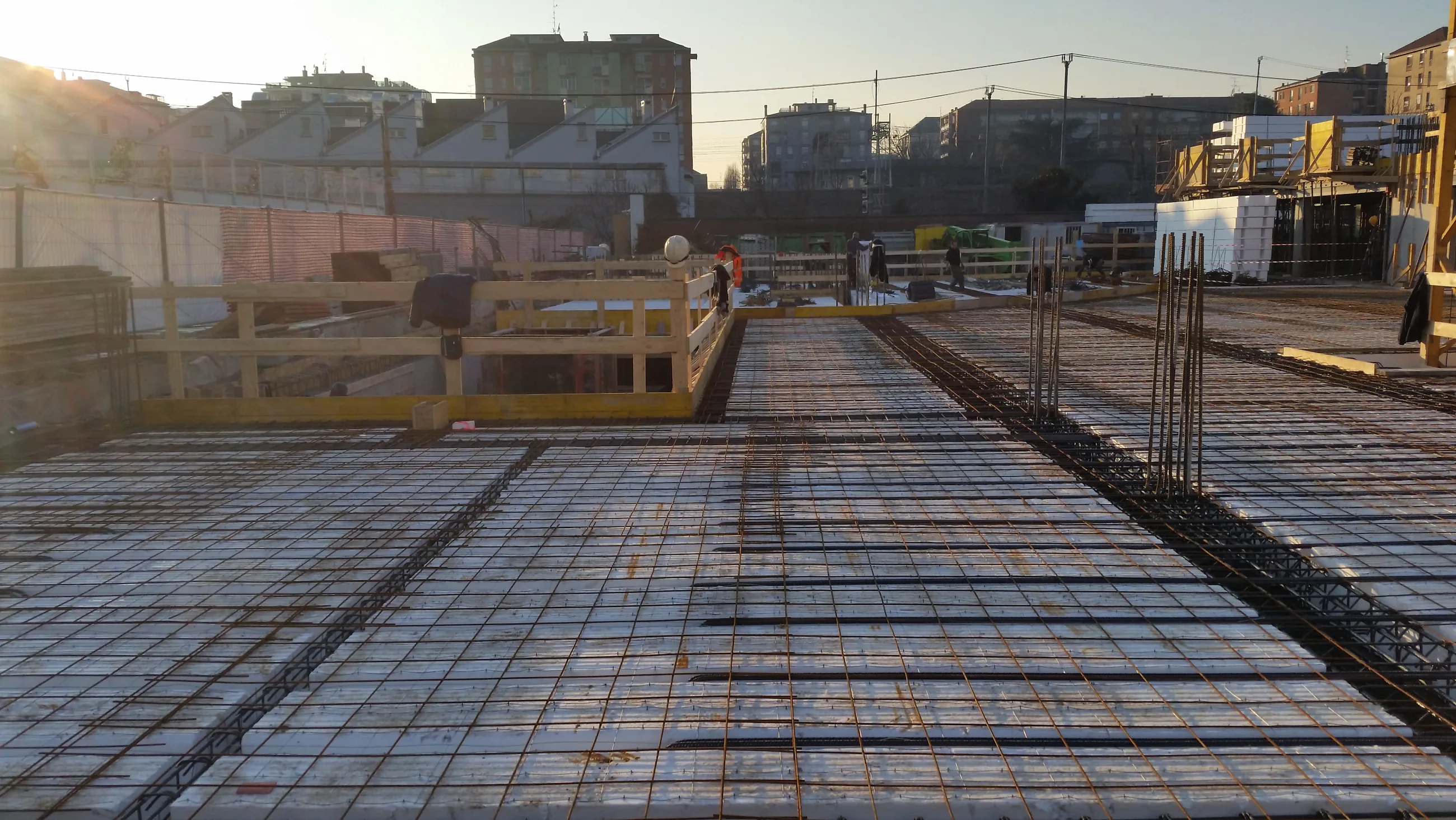 Abitare in Poste — Via Tirone — Armature del solaio nella luce del cantiere