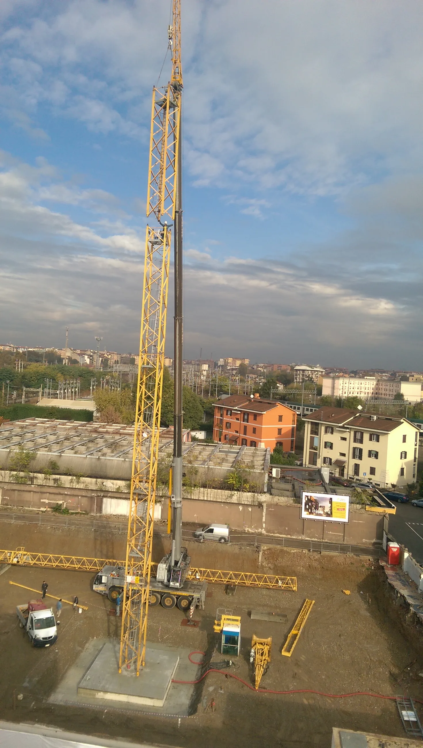 Abitare in Poste — Via Tirone — Gru montata nel cantiere