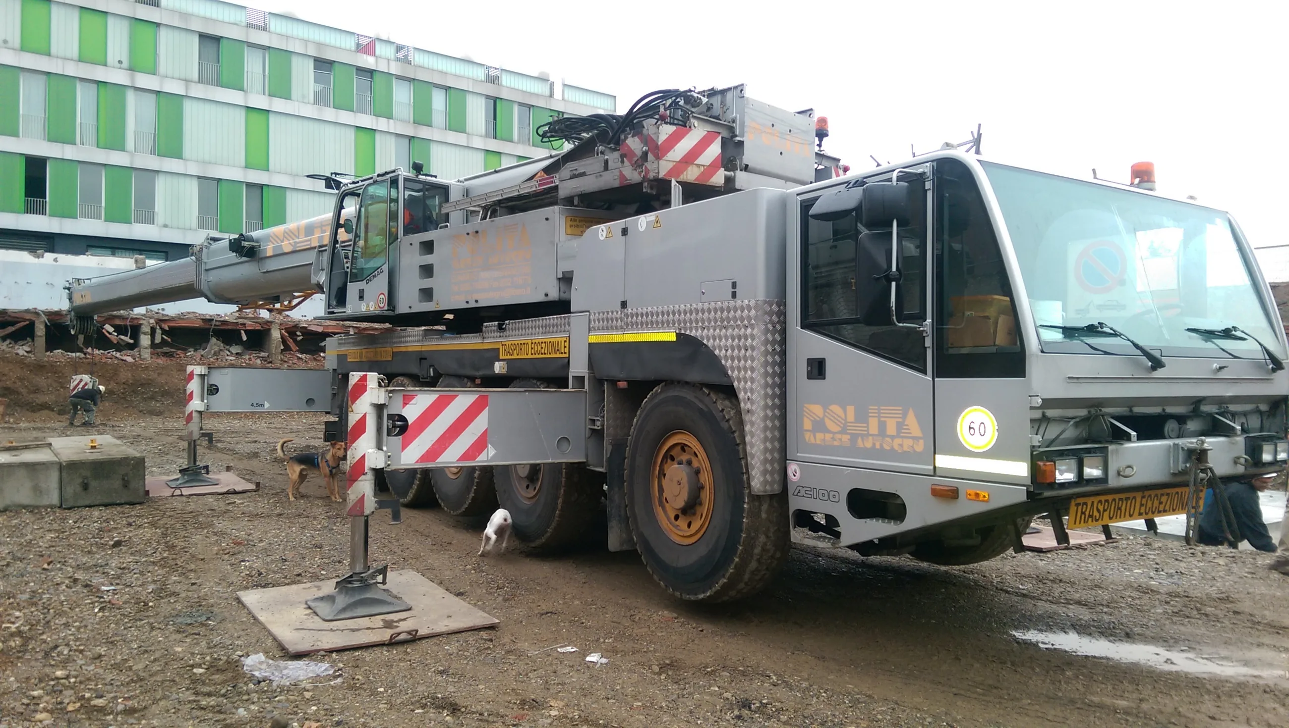 Abitare in Poste — Via Tirone — Autogrù per il montaggio del cantiere