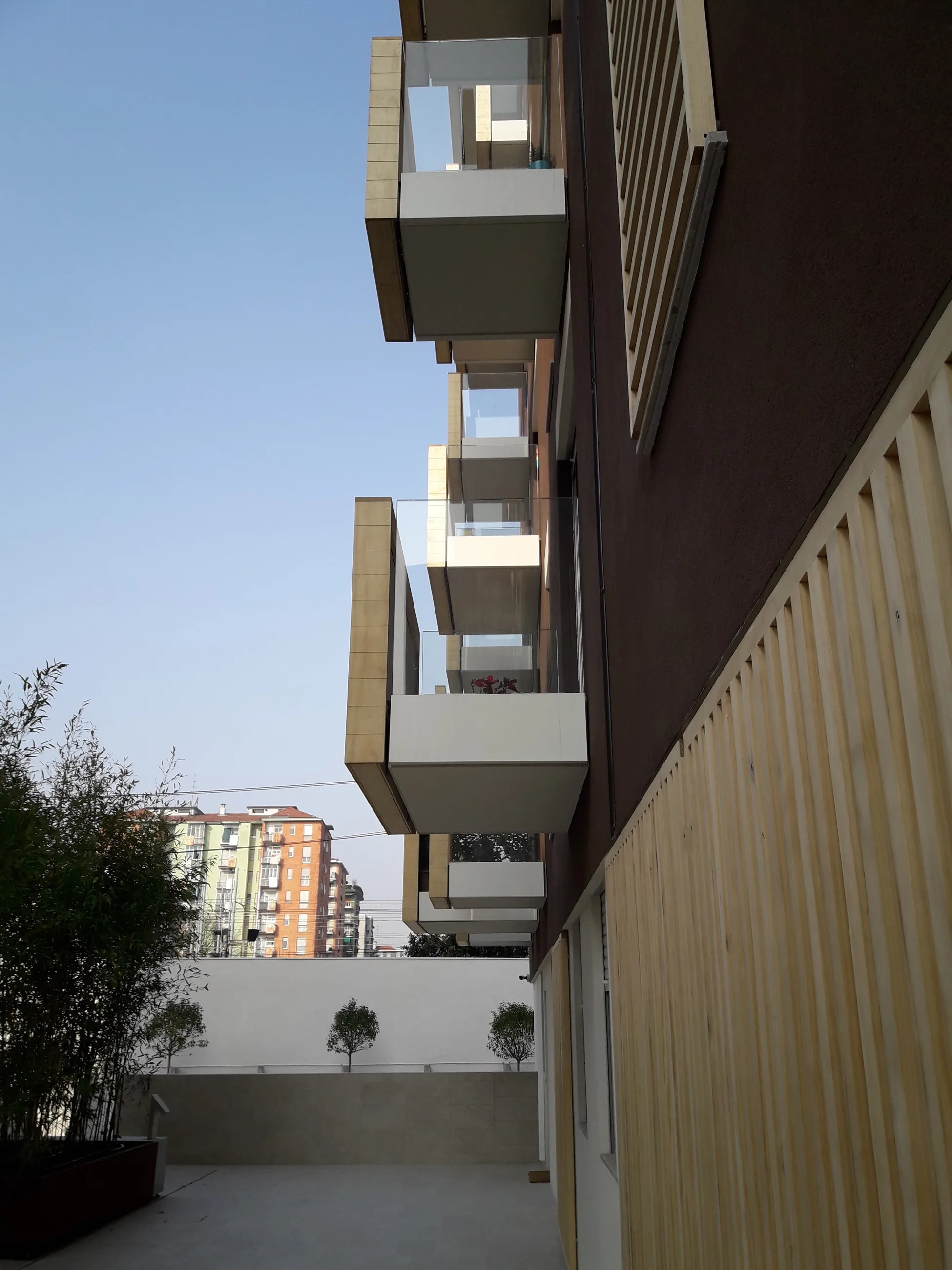 Abitare in Poste — Via Tirone — Percorso coperto al piano terreno