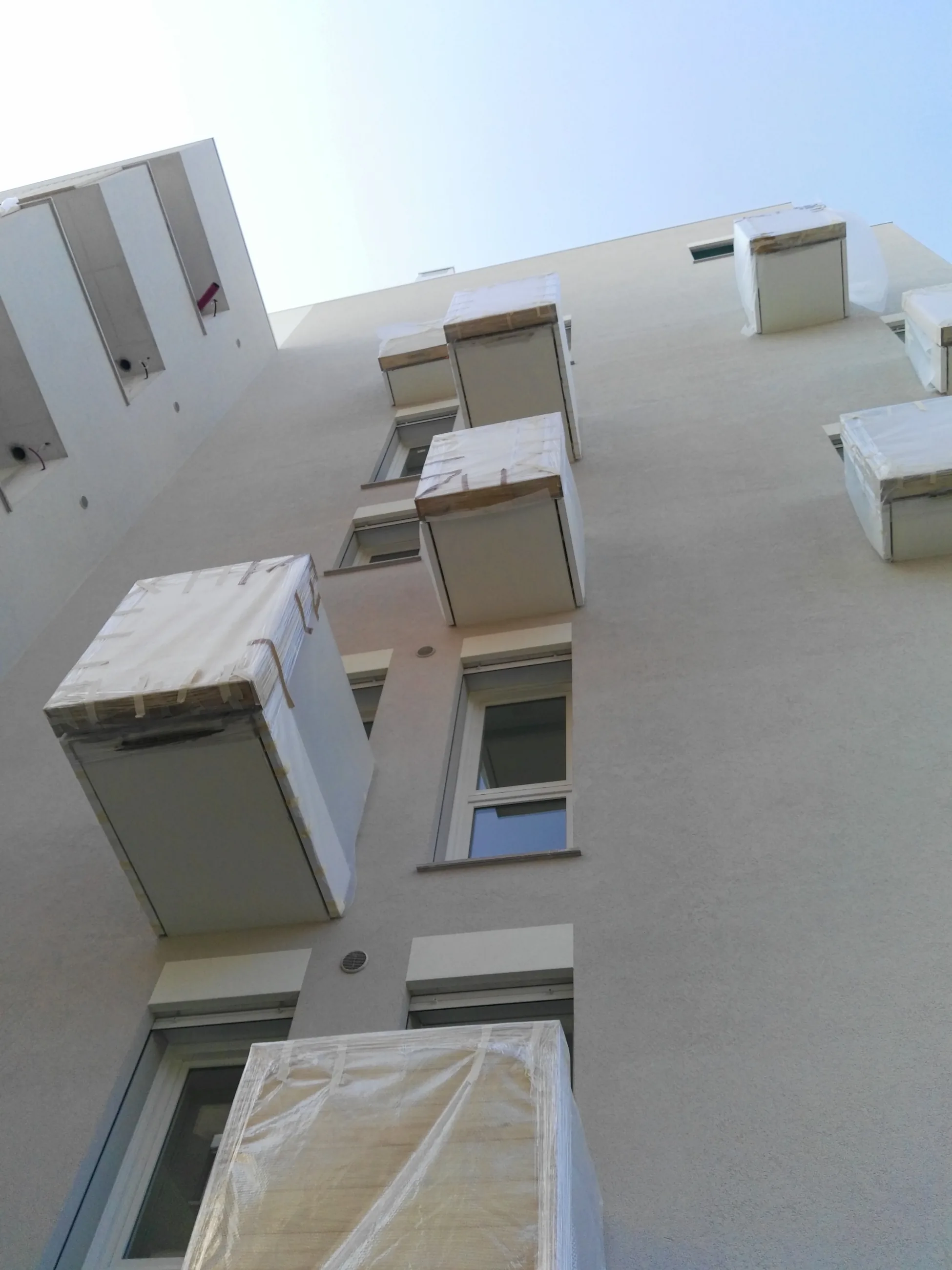 Abitare in Poste — Via Tirone — Prospetto chiaro e balconi del complesso residenziale