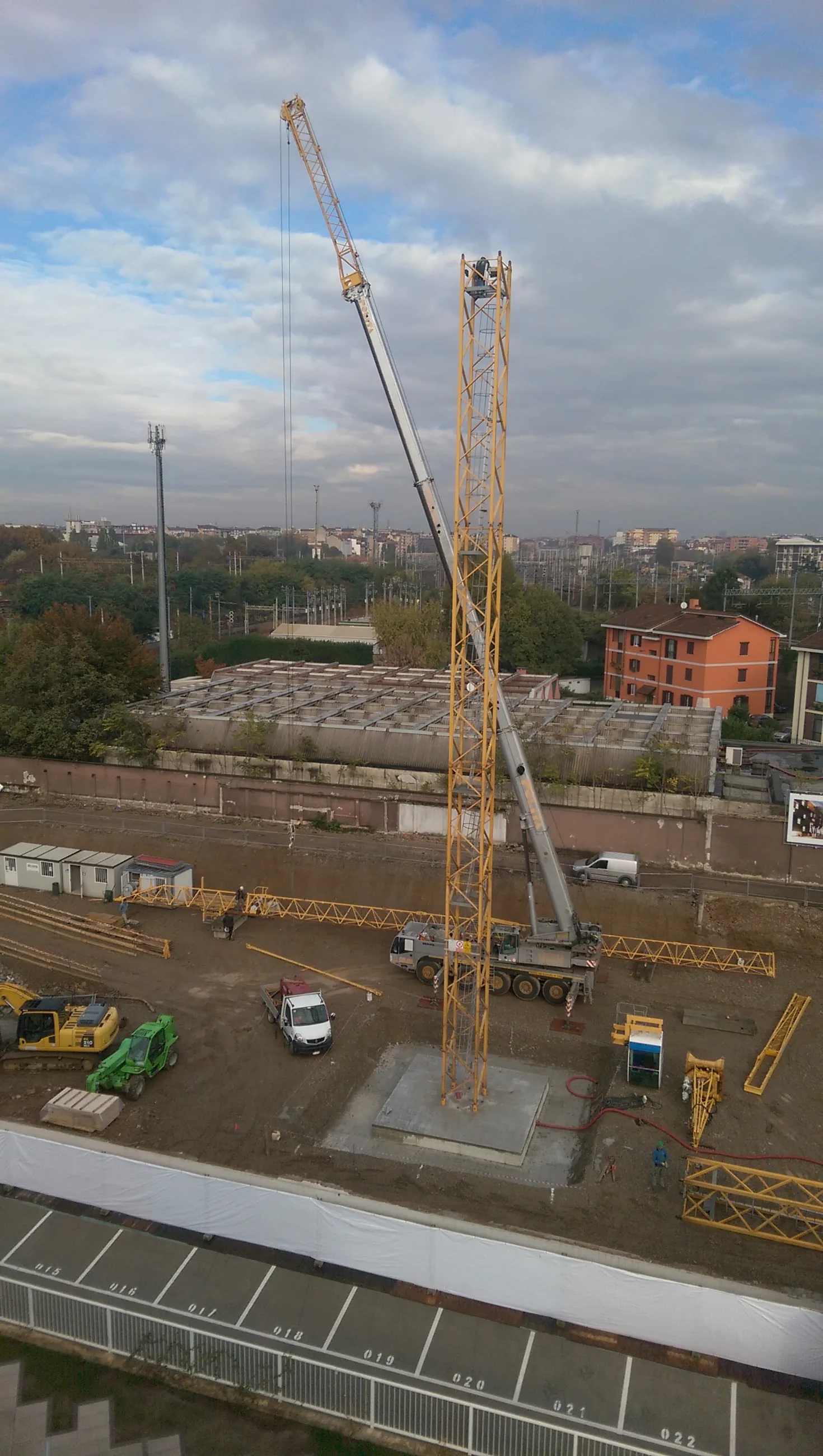 Abitare in Poste — Via Tirone — Montaggio della gru nell’area di intervento
