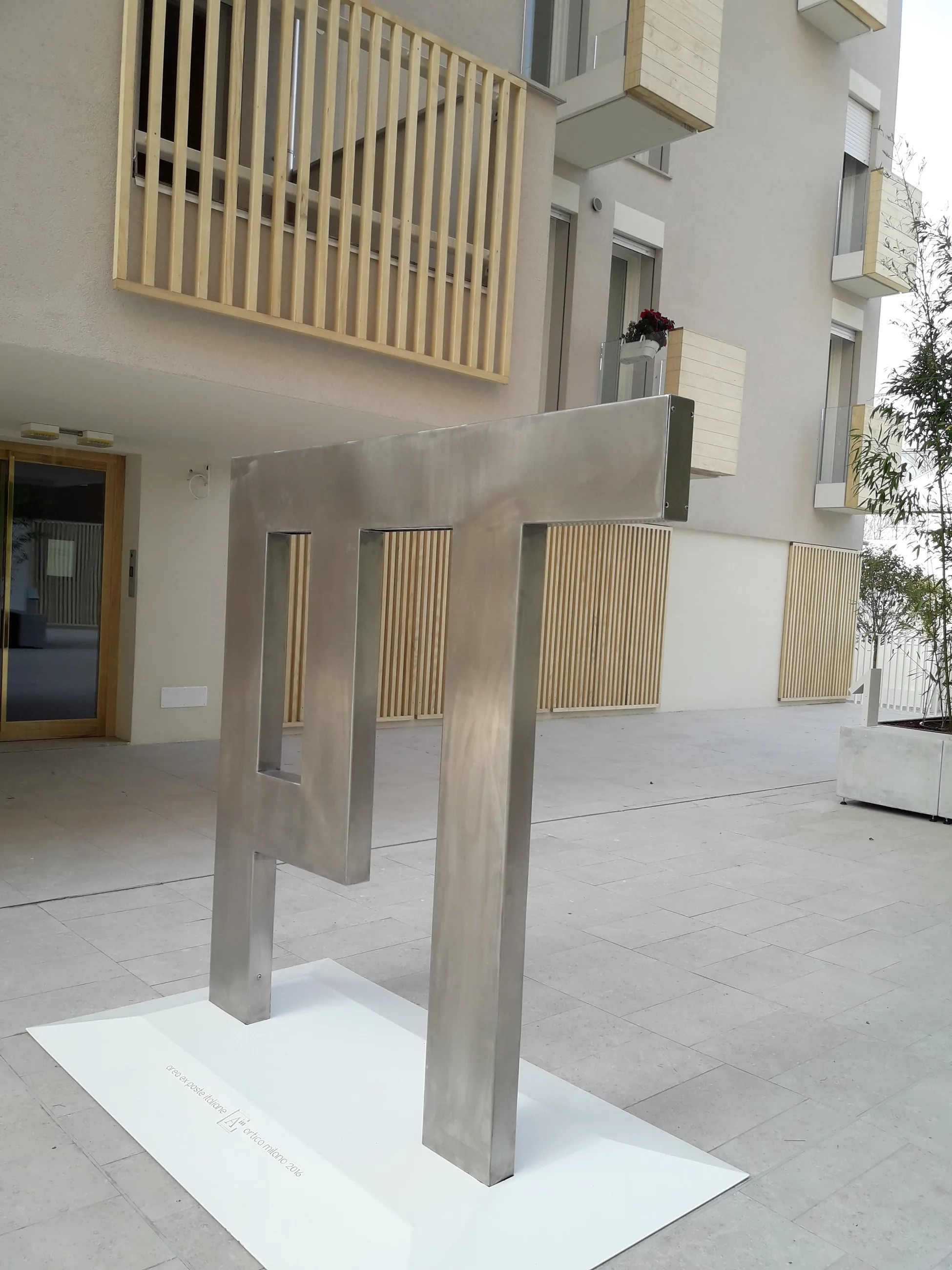 Abitare in Poste — Via Tirone — Ingresso e colonne al piano terreno
