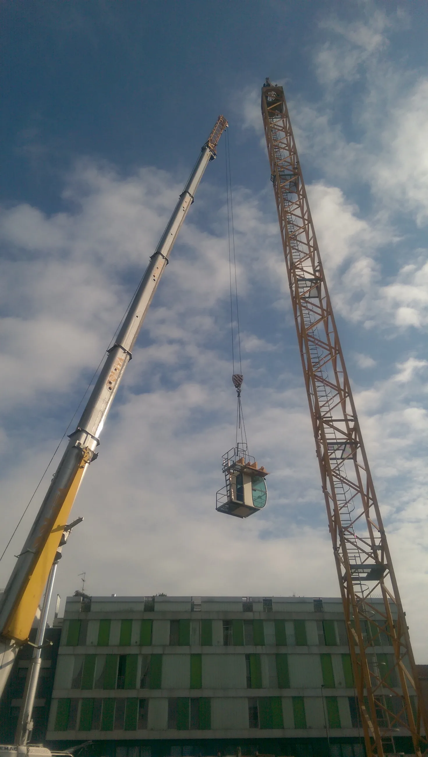 Abitare in Poste — Via Tirone — Sollevamento di un elemento del cantiere