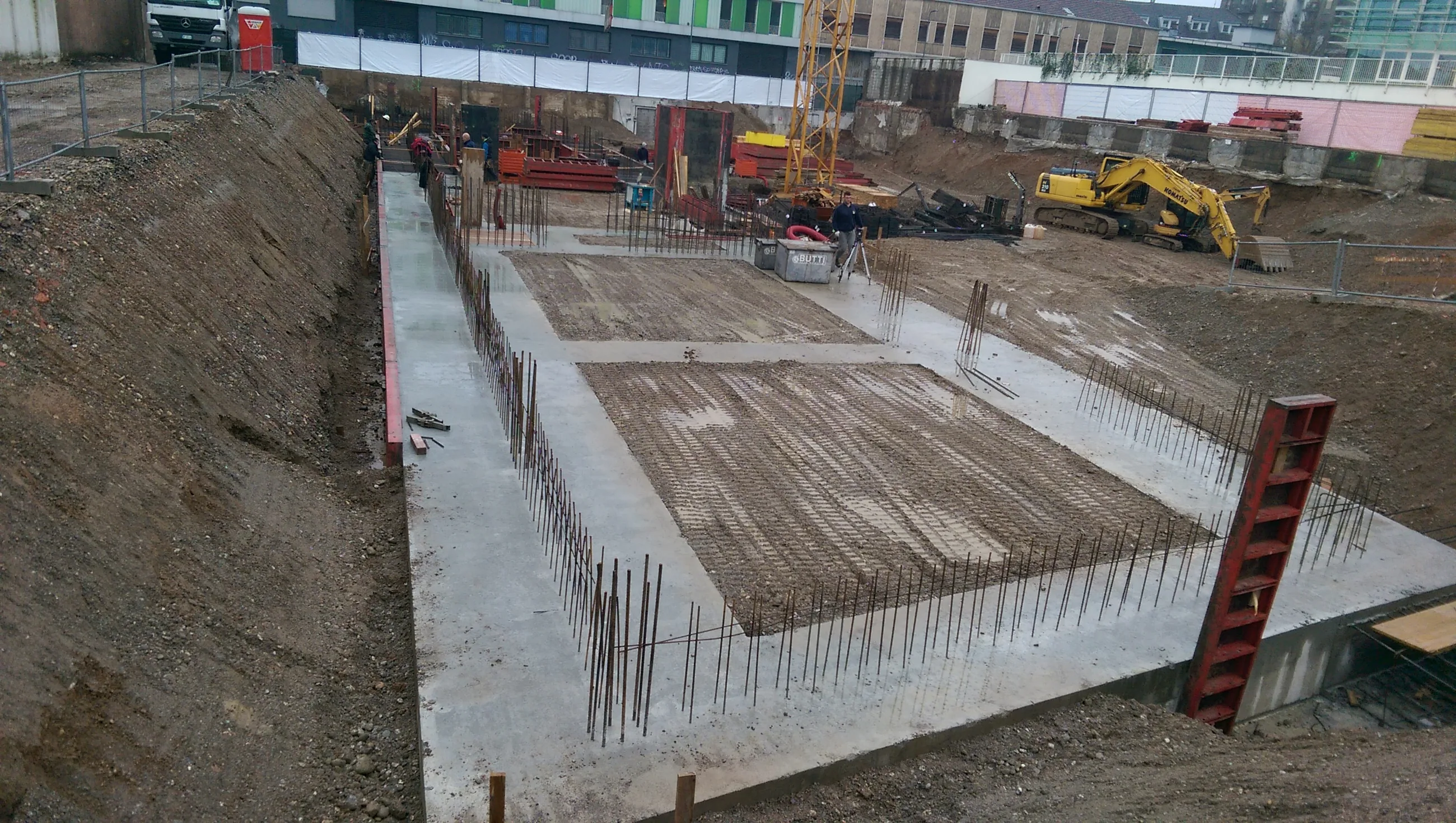 Abitare in Poste — Via Tirone — Fondazioni e pareti in cemento armato