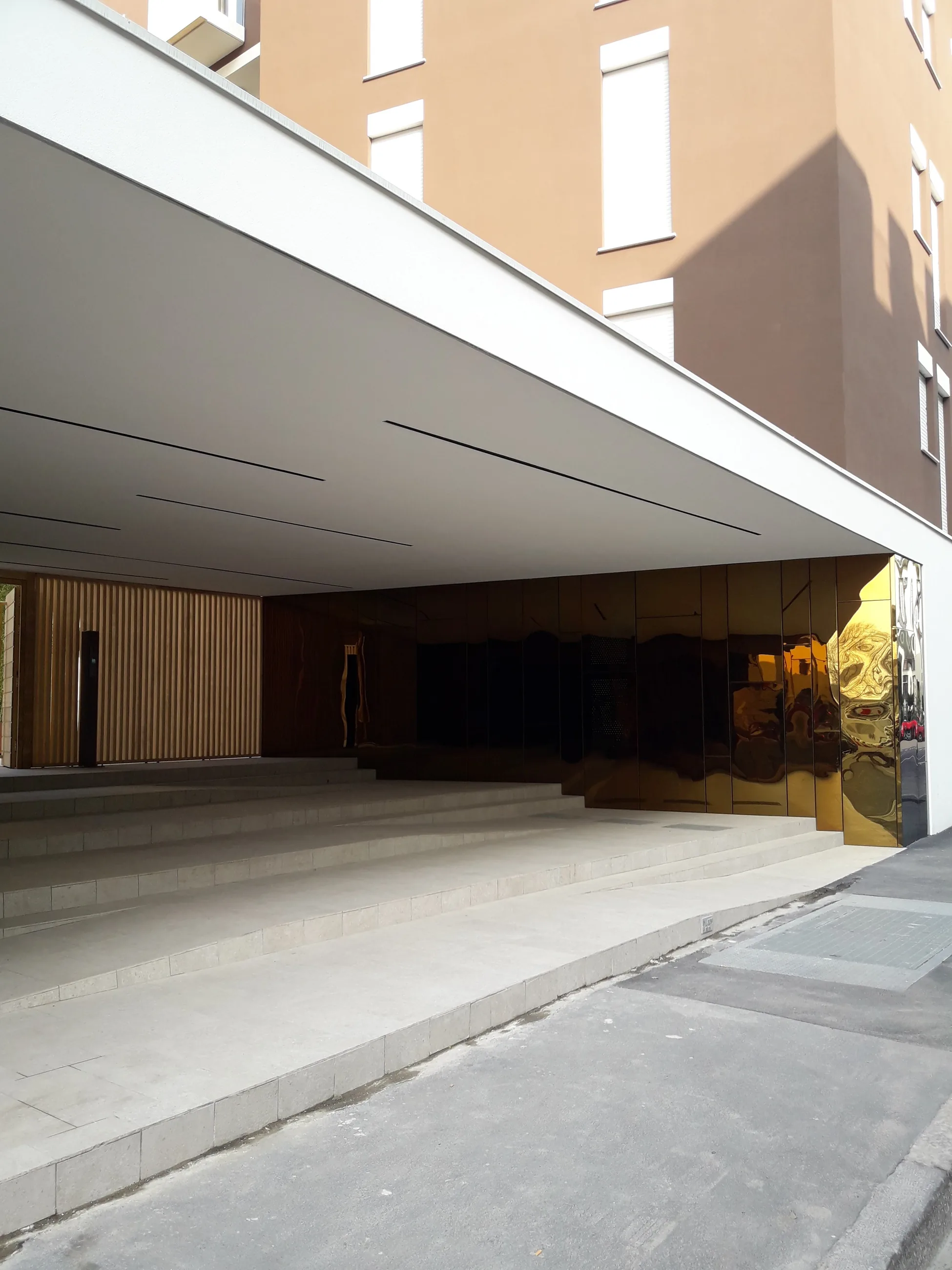 Abitare in Poste — Via Tirone — Portico e prospetto della corte
