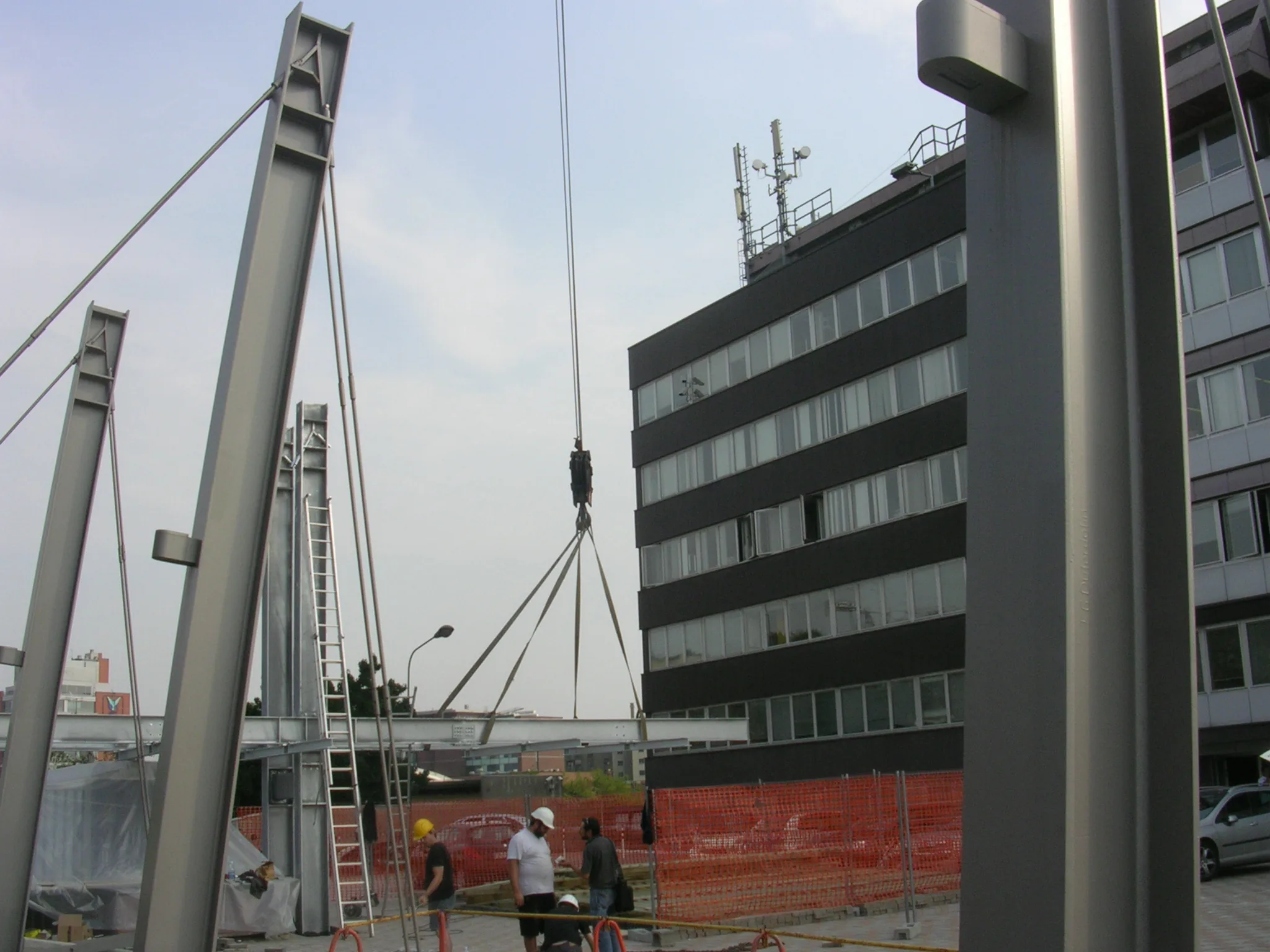 Vista della struttura verticale dell’ascensore in cantiere