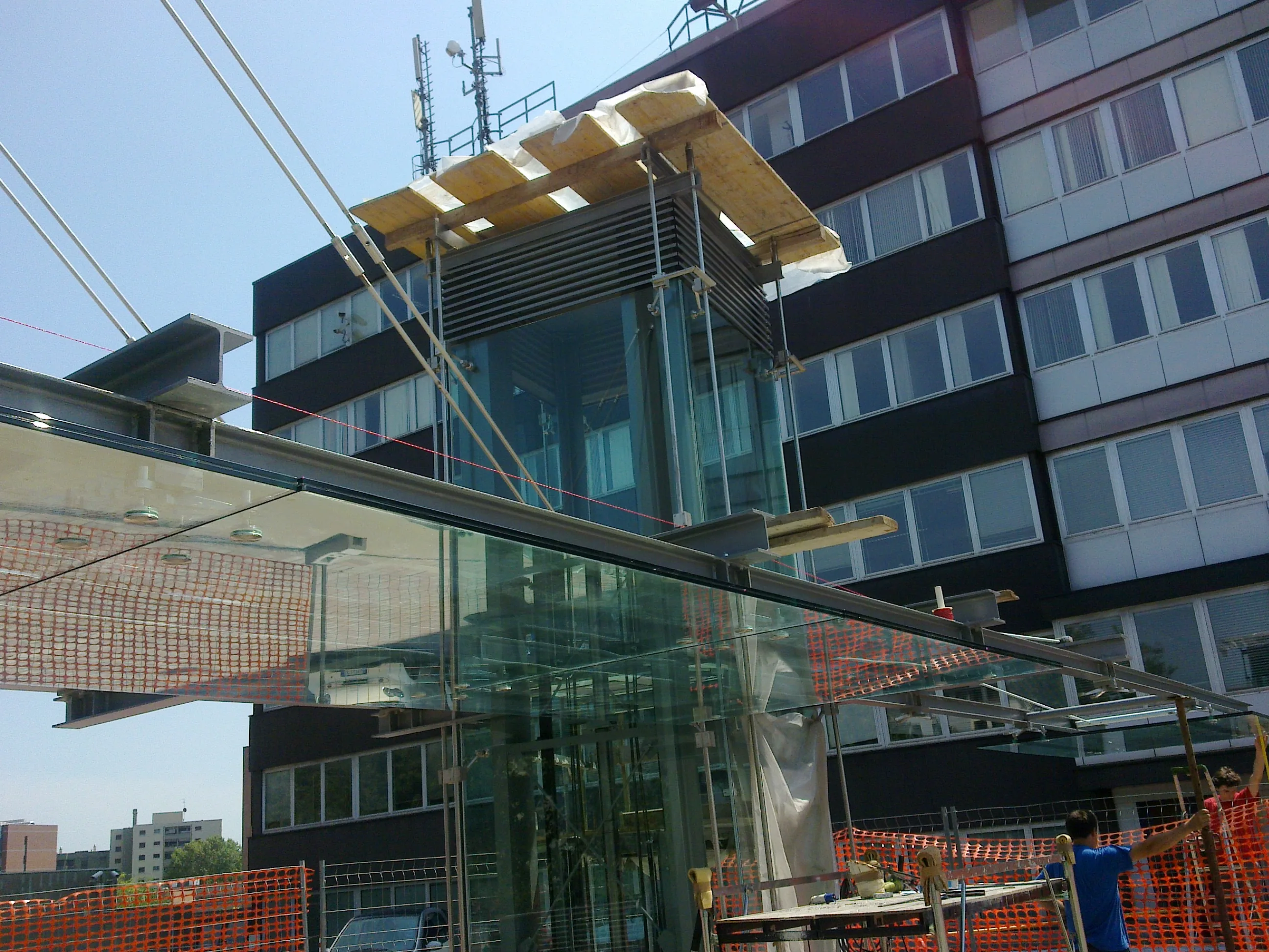 Ascensore con struttura in acciaio e vetro lungo l’edificio