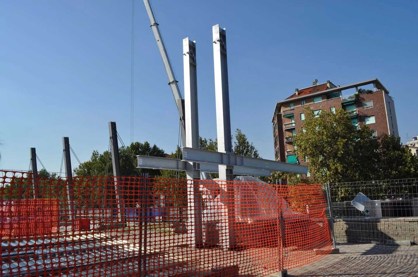 Colonne in acciaio del vano ascensore prima del completamento