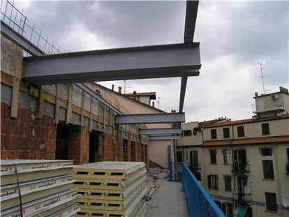Copertura Via Gaffurio — Travi in acciaio lungo il fronte del cantiere