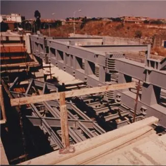 Vista delle travi metalliche e delle strutture del solaio in cantiere
