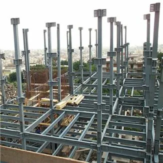 Colonne e travi metalliche dei nuovi fabbricati in costruzione