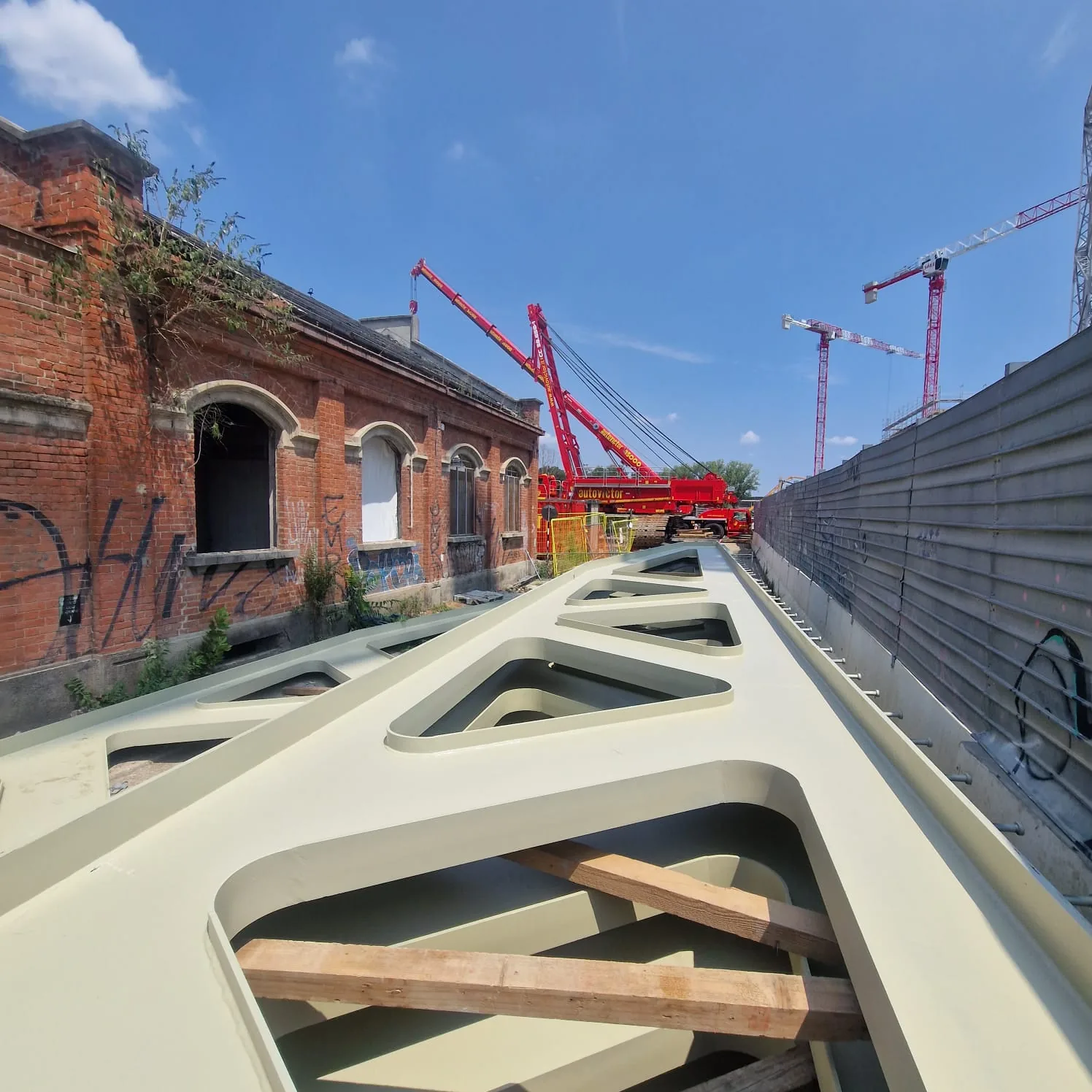 Gasometro — travi metalliche predisposte in cantiere