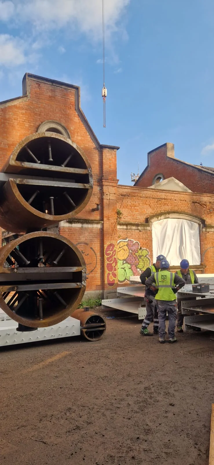 Gasometro — elemento metallico circolare in movimentazione