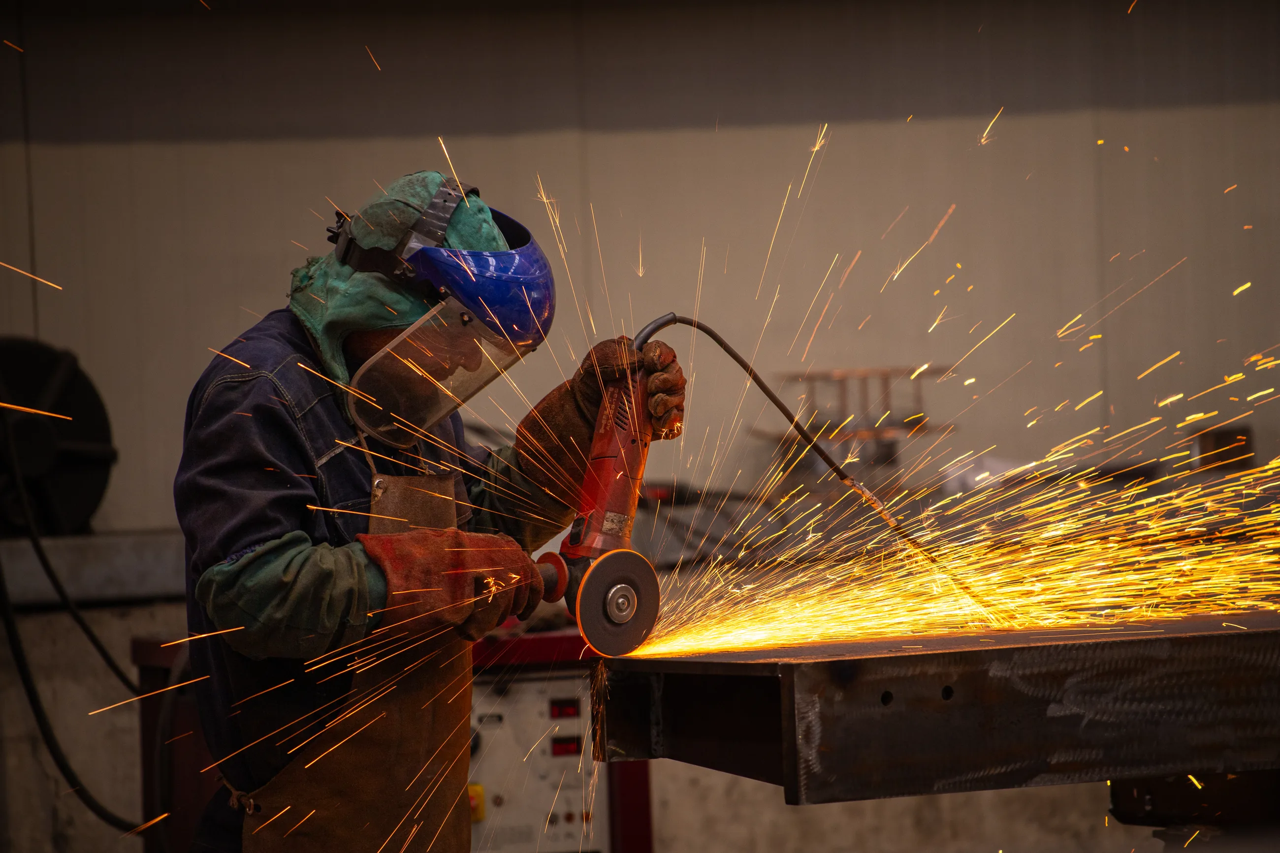 Gasometro — lavorazione di un elemento metallico in officina