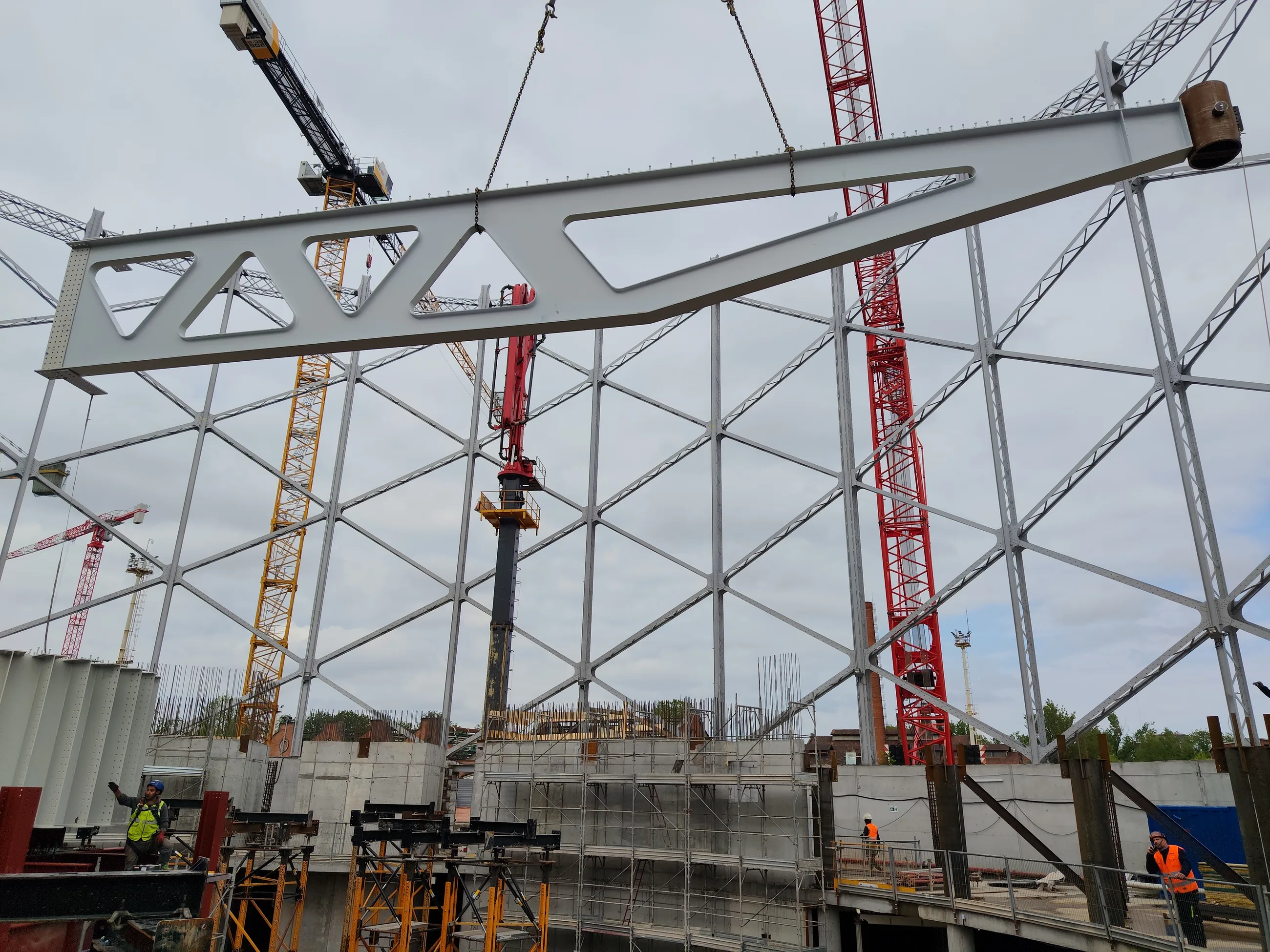 Gasometro — movimentazione di una trave metallica