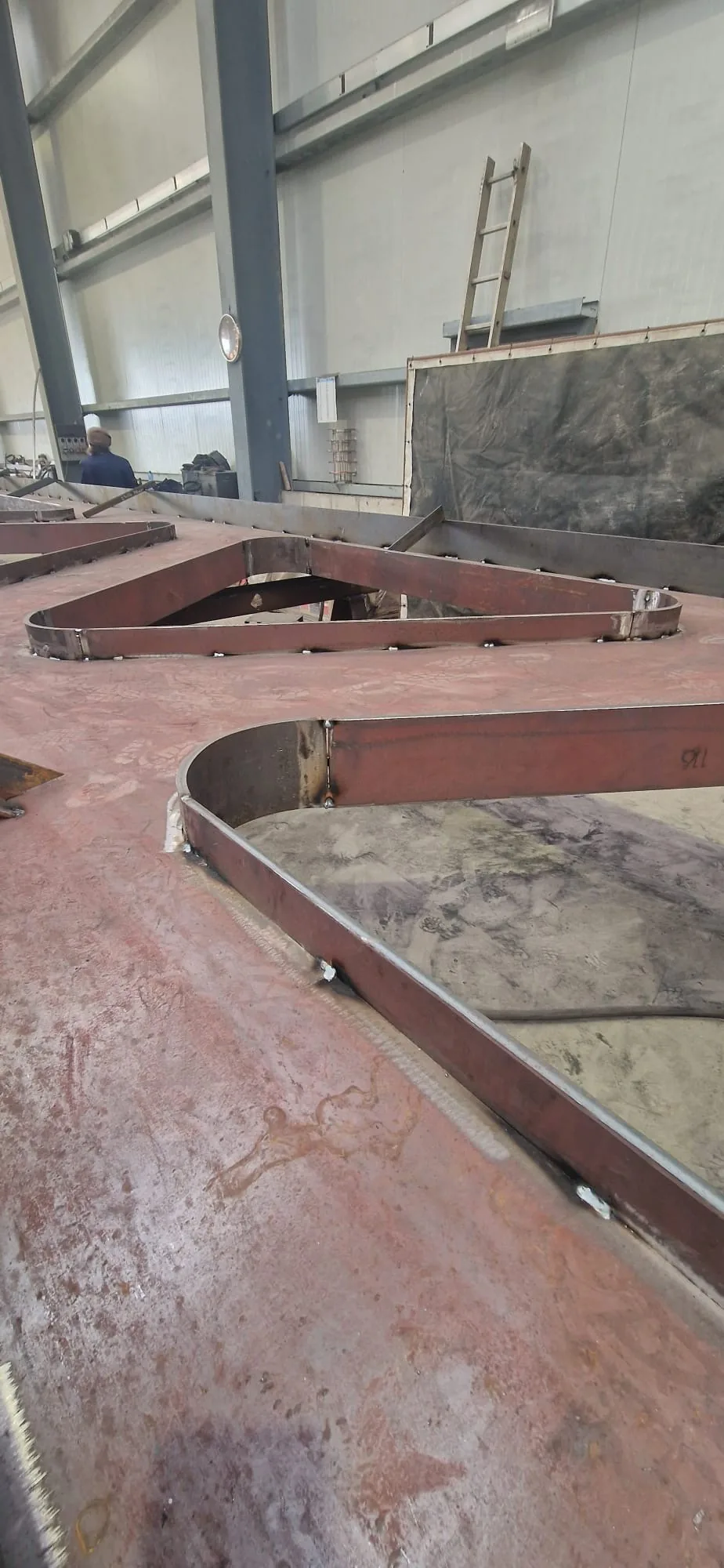Gasometro — elementi metallici predisposti in officina