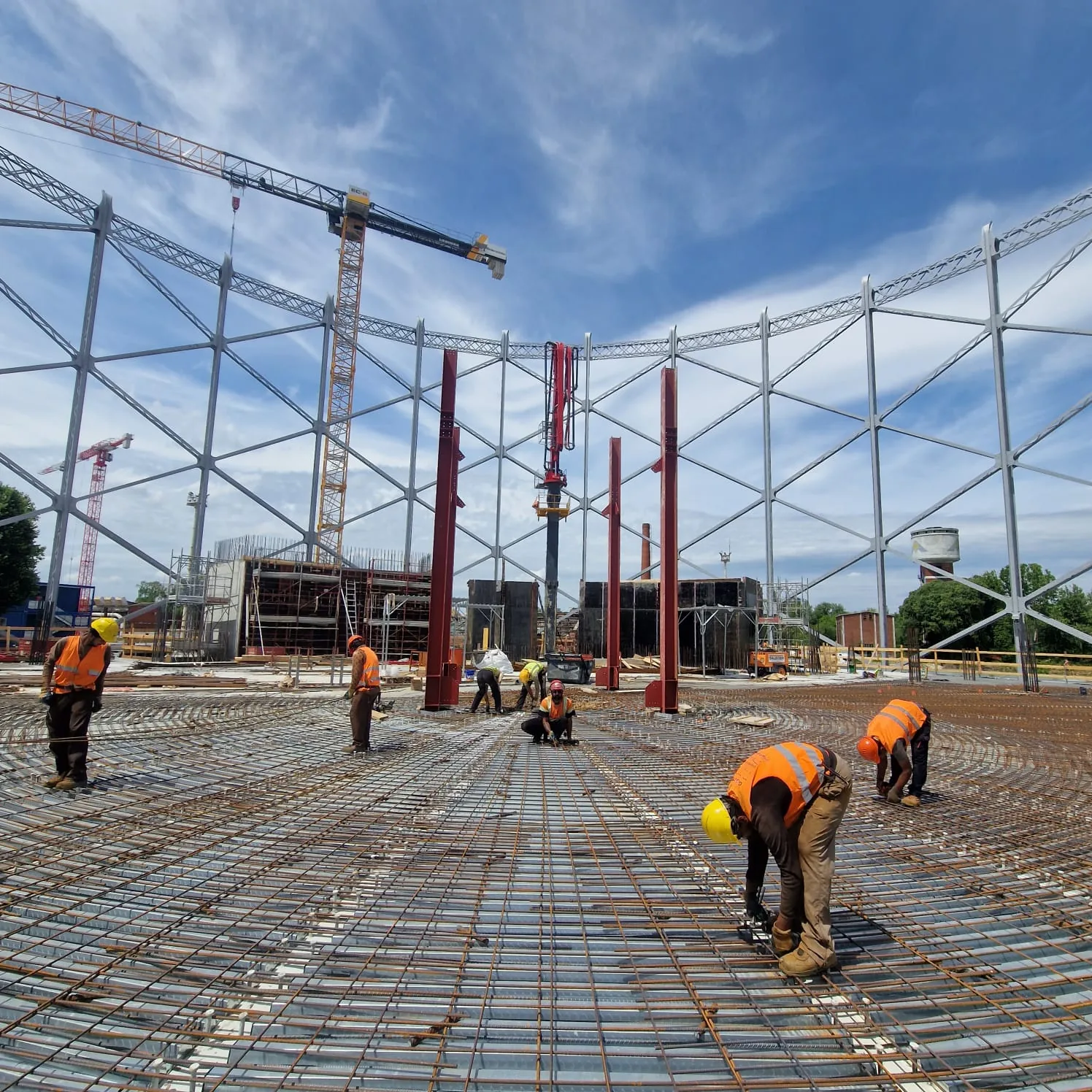 Gasometro — montaggio della struttura metallica circolare