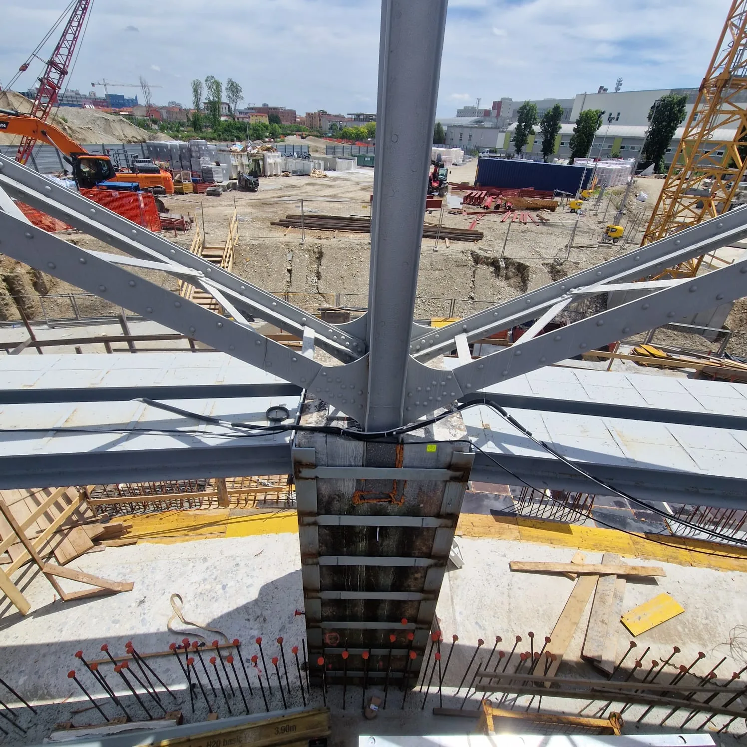 Gasometro — travi e struttura circolare in costruzione