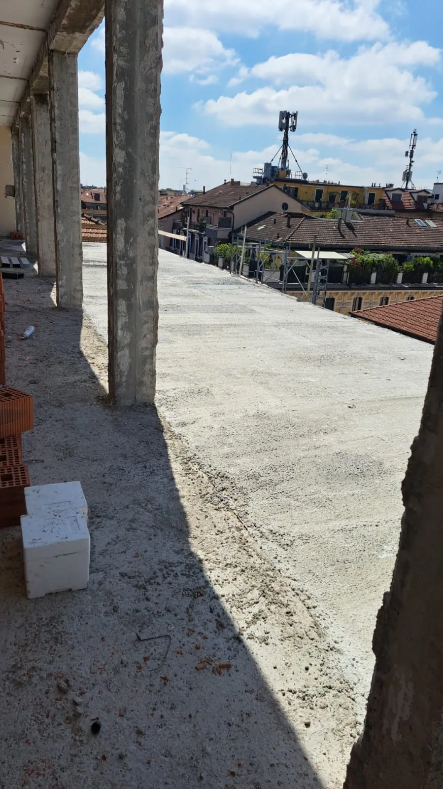 Hotel Via Scarlatti — pilastri e superficie del solaio in cantiere