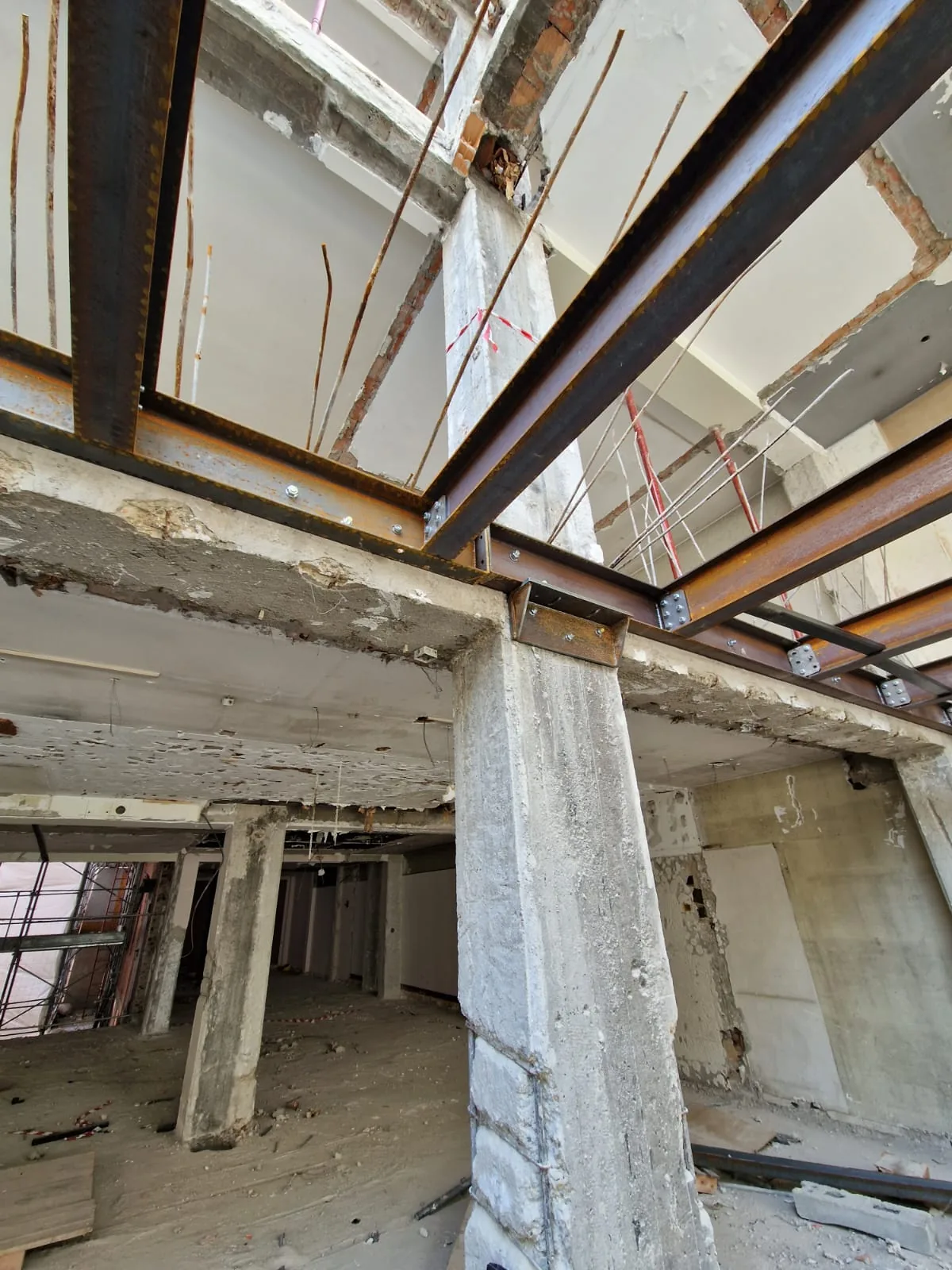 Hotel Via Scarlatti — travi e solaio in costruzione