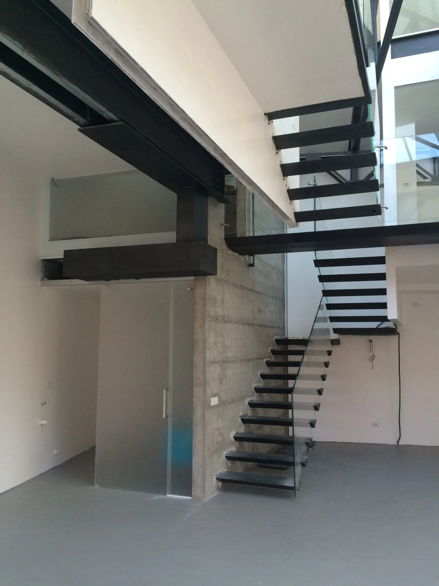 Manutenzione straordinaria — Via Ajraghi 30 — interno con soppalco e scala metallica