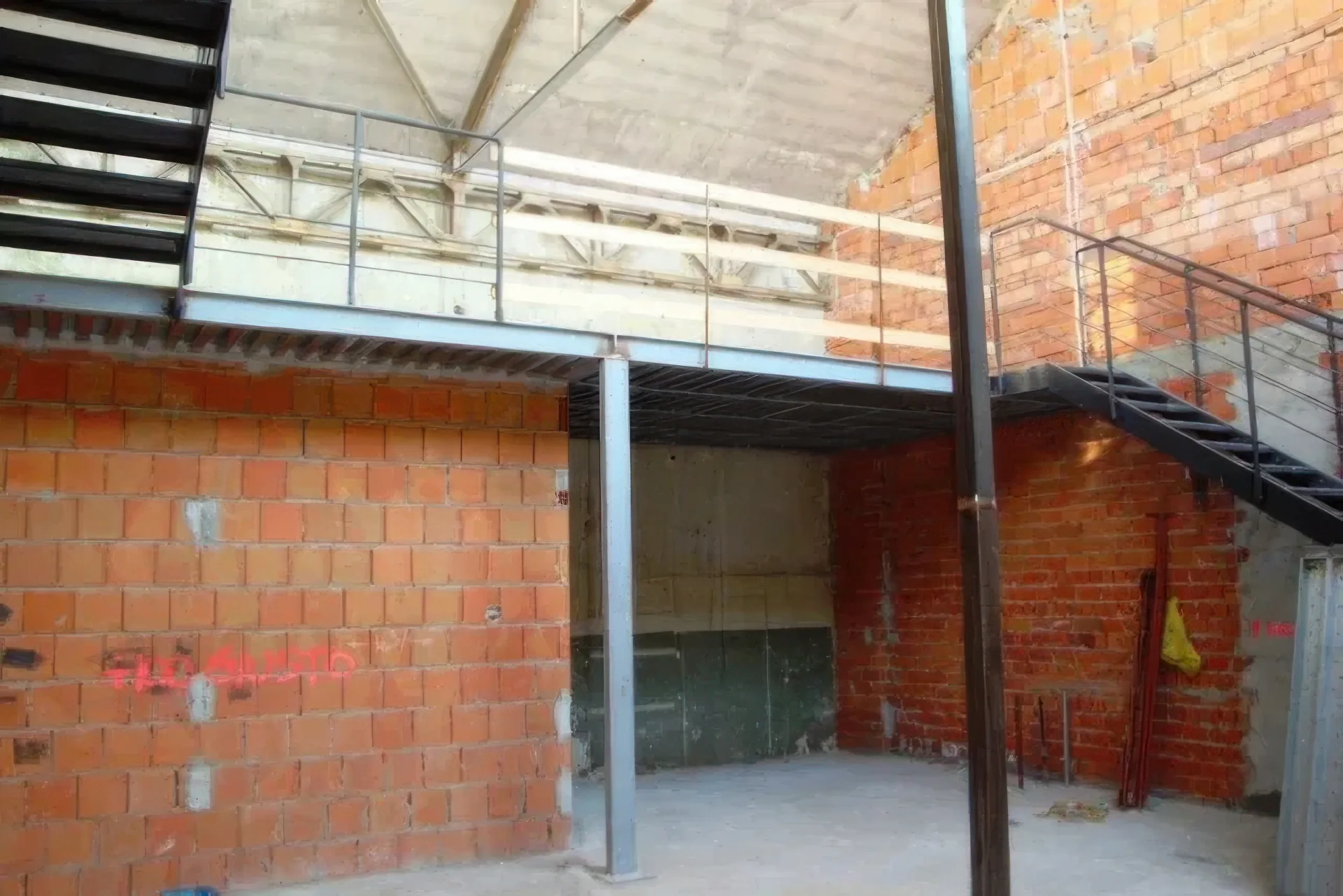 Manutenzione straordinaria — Via Ajraghi 30 — interno con soppalco e scala metallica