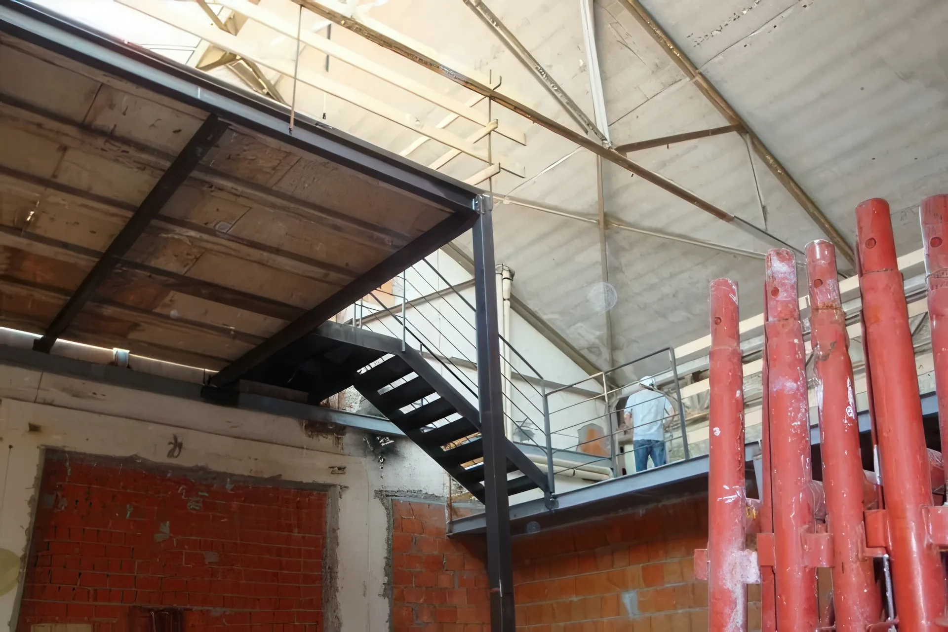Manutenzione straordinaria — Via Ajraghi 30 — interno con soppalco e scala metallica