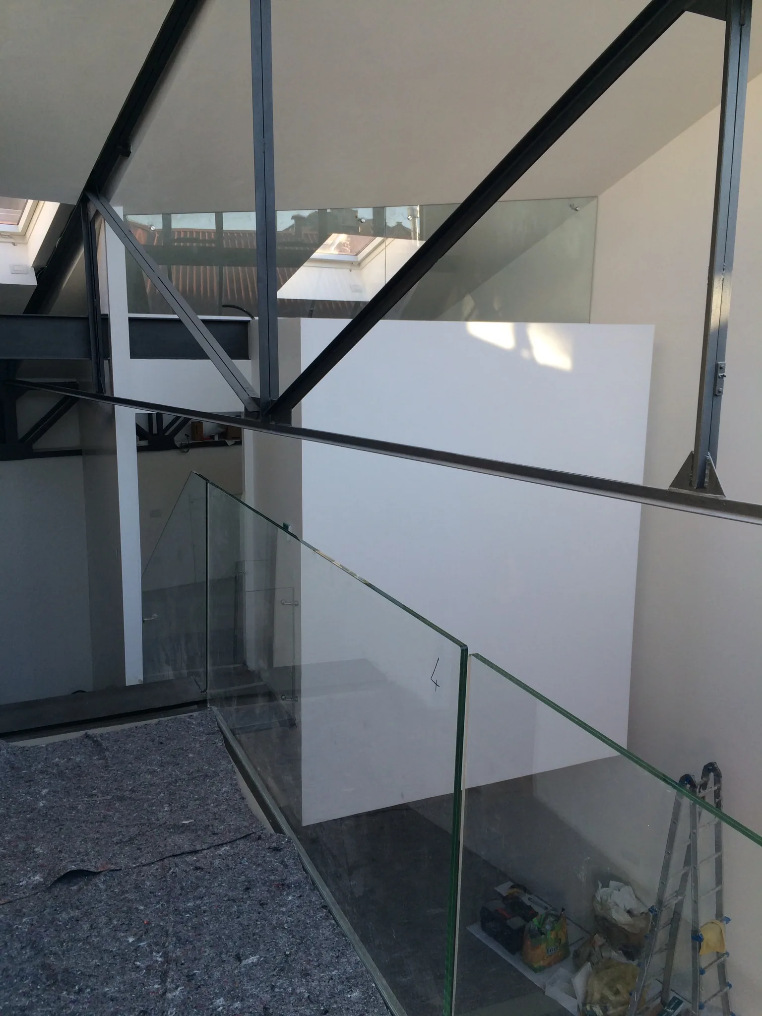 Manutenzione straordinaria — Via Ajraghi 30 — interno con soppalco e scala metallica