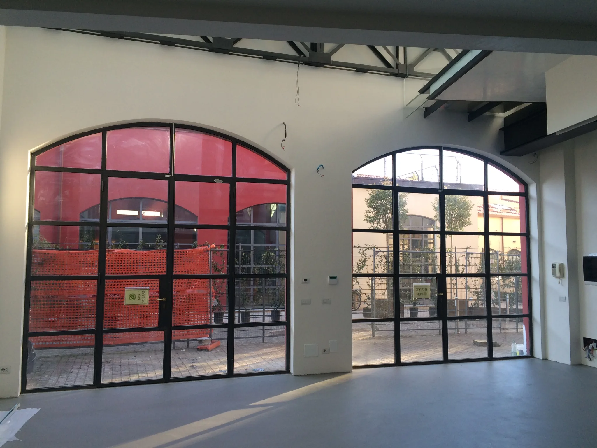 Manutenzione straordinaria — Via Ajraghi 30 — interno con soppalco e scala metallica