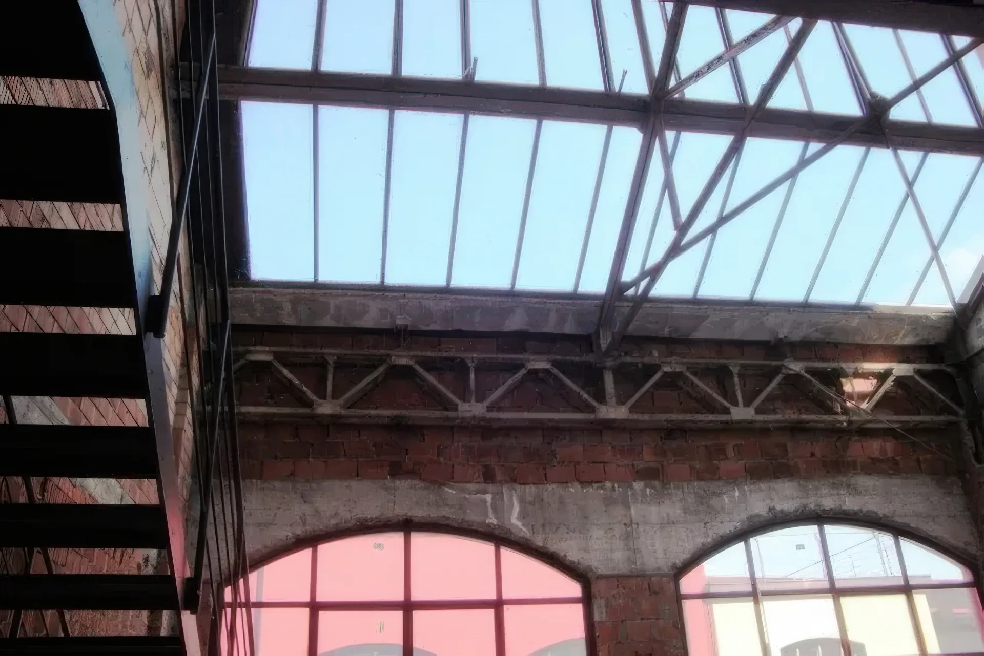 Manutenzione straordinaria — Via Ajraghi 30 — interno con soppalco e scala metallica