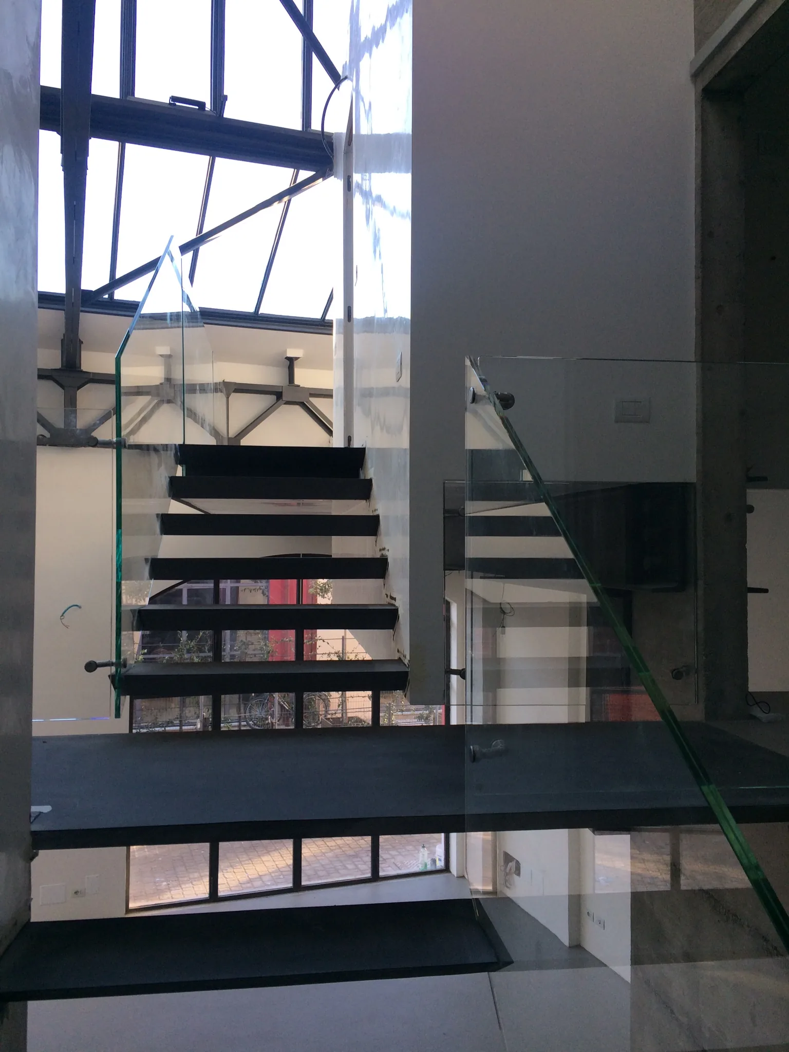 Manutenzione straordinaria — Via Ajraghi 30 — interno con soppalco e scala metallica
