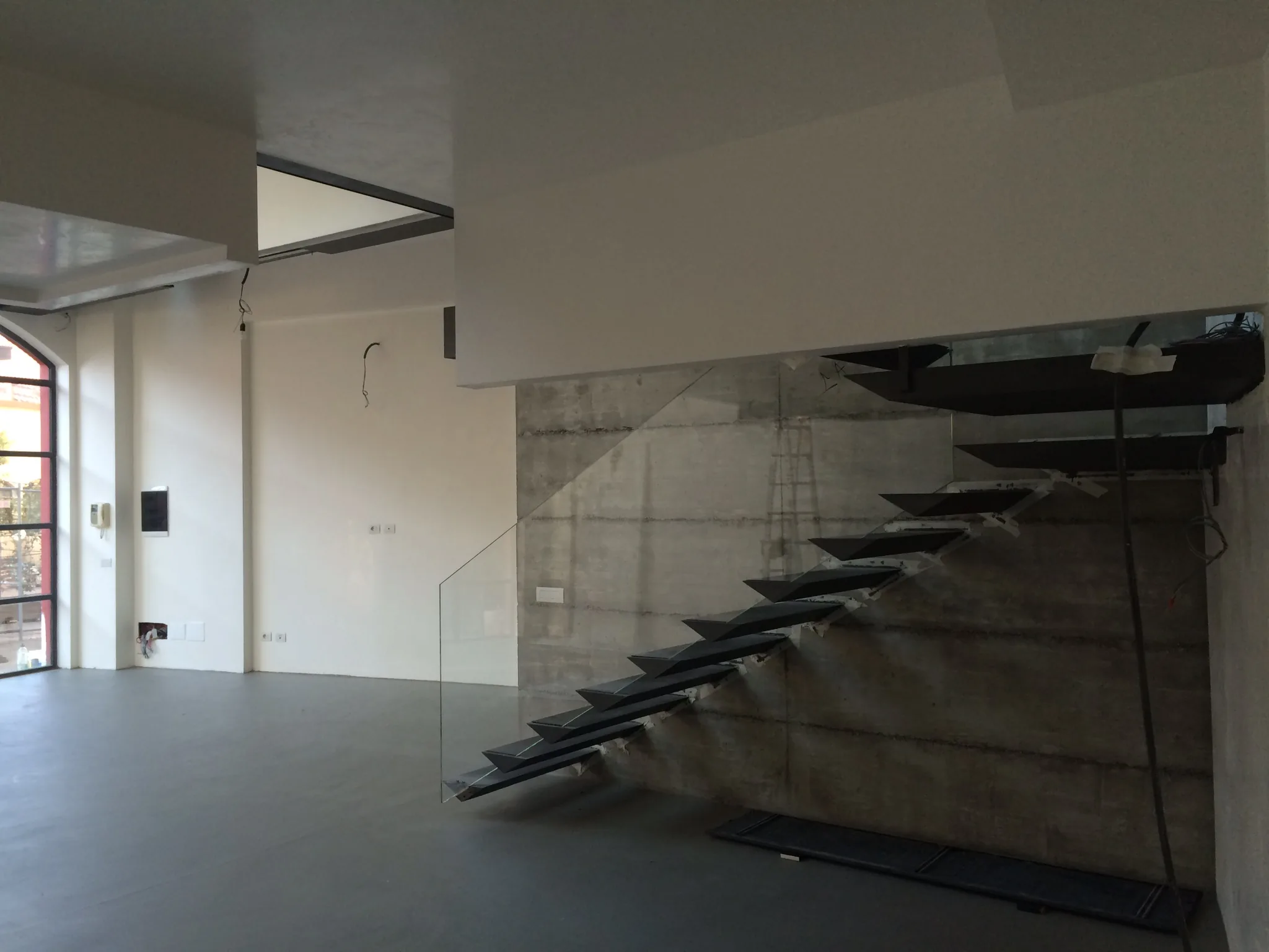 Manutenzione straordinaria — Via Ajraghi 30 — interno con soppalco e scala metallica