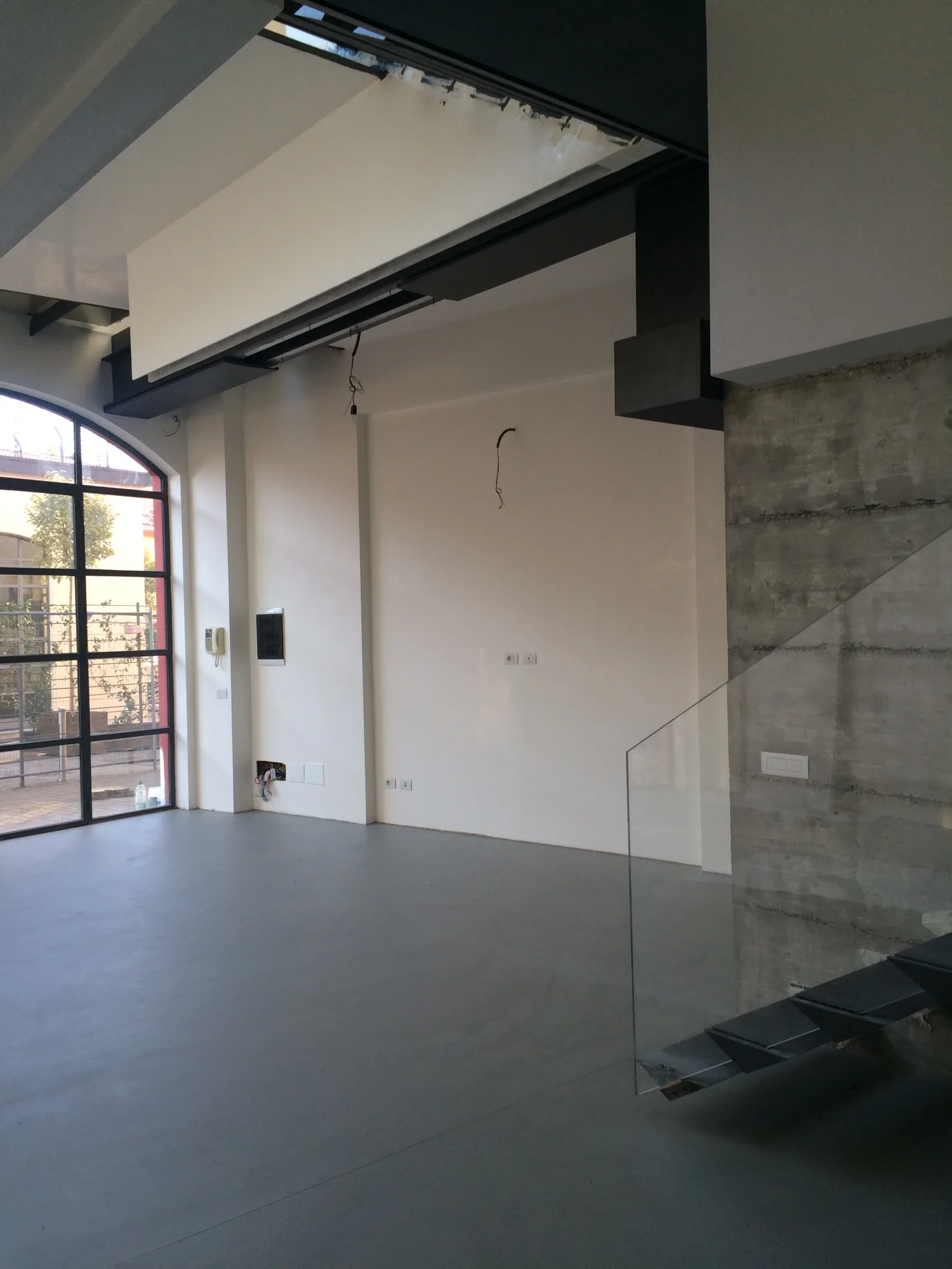 Manutenzione straordinaria — Via Ajraghi 30 — interno con soppalco e scala metallica