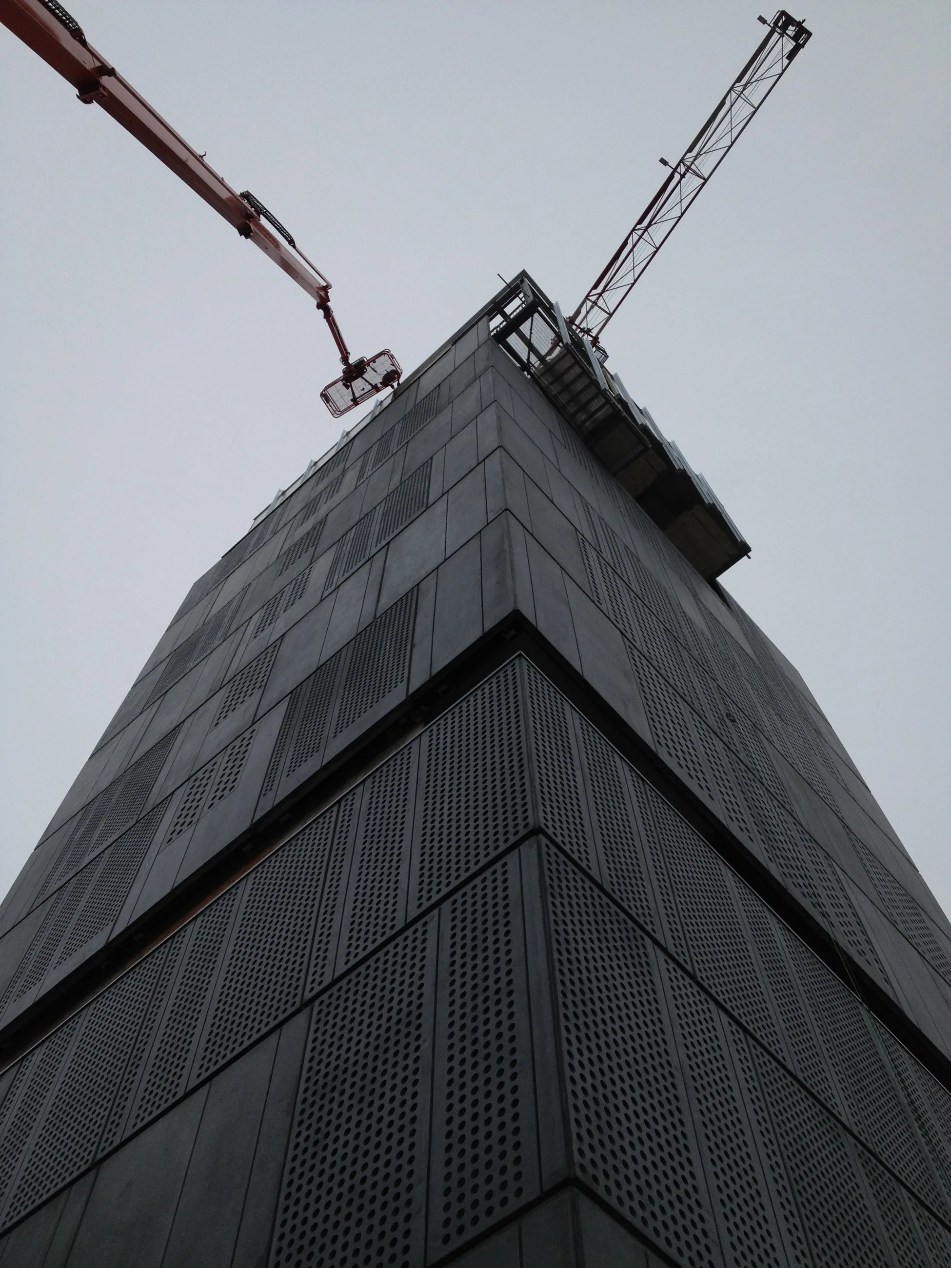 Palestra Virgin Active — Torre rivestita in pannelli metallici durante i lavori