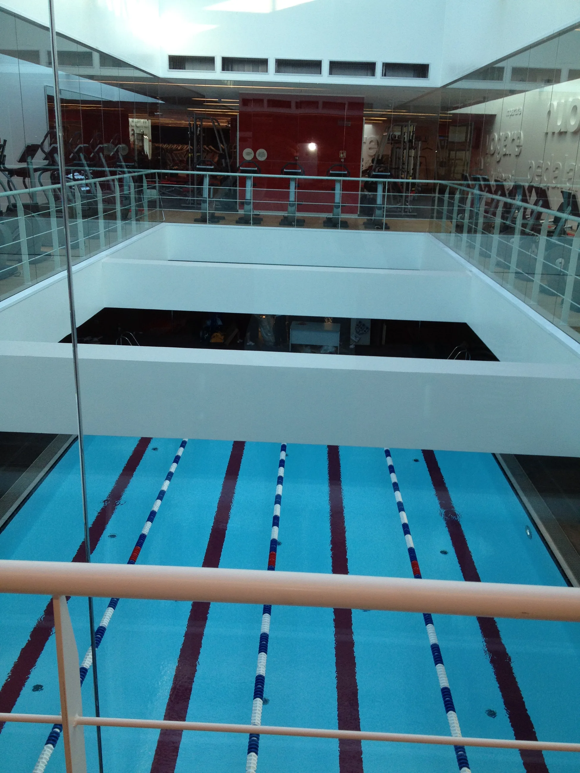 Palestra Virgin Active — Vista della piscina dal livello superiore