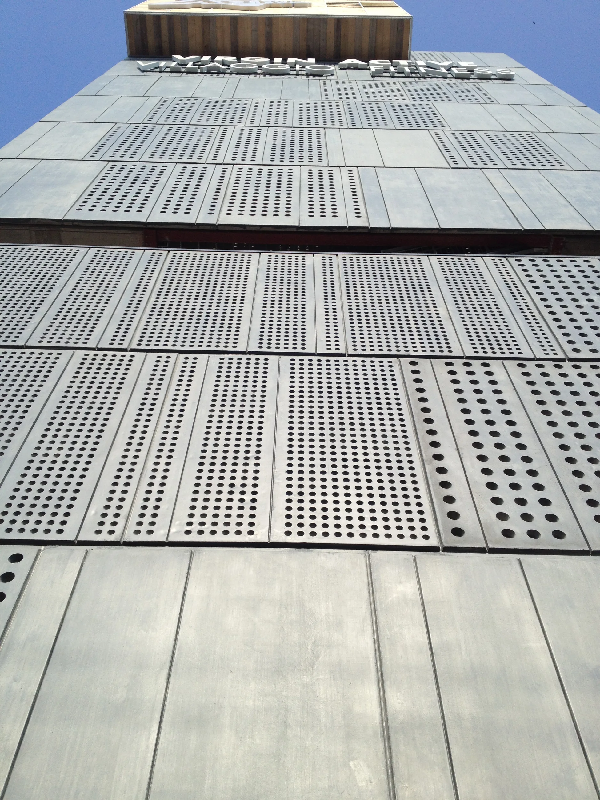 Palestra Virgin Active — Dettaglio del rivestimento metallico perforato