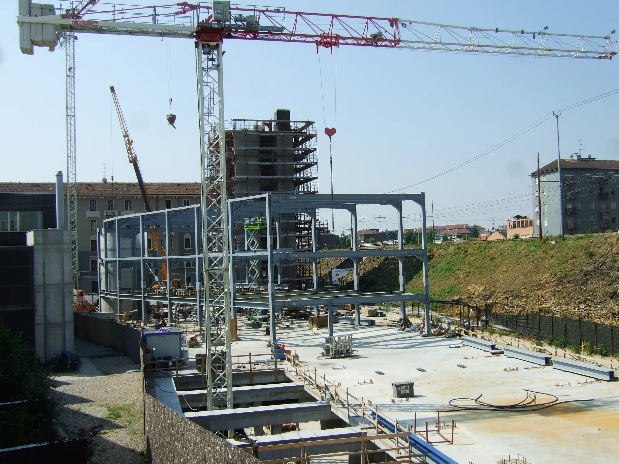 Palestra Virgin Active — Strutture della palestra e gru in cantiere
