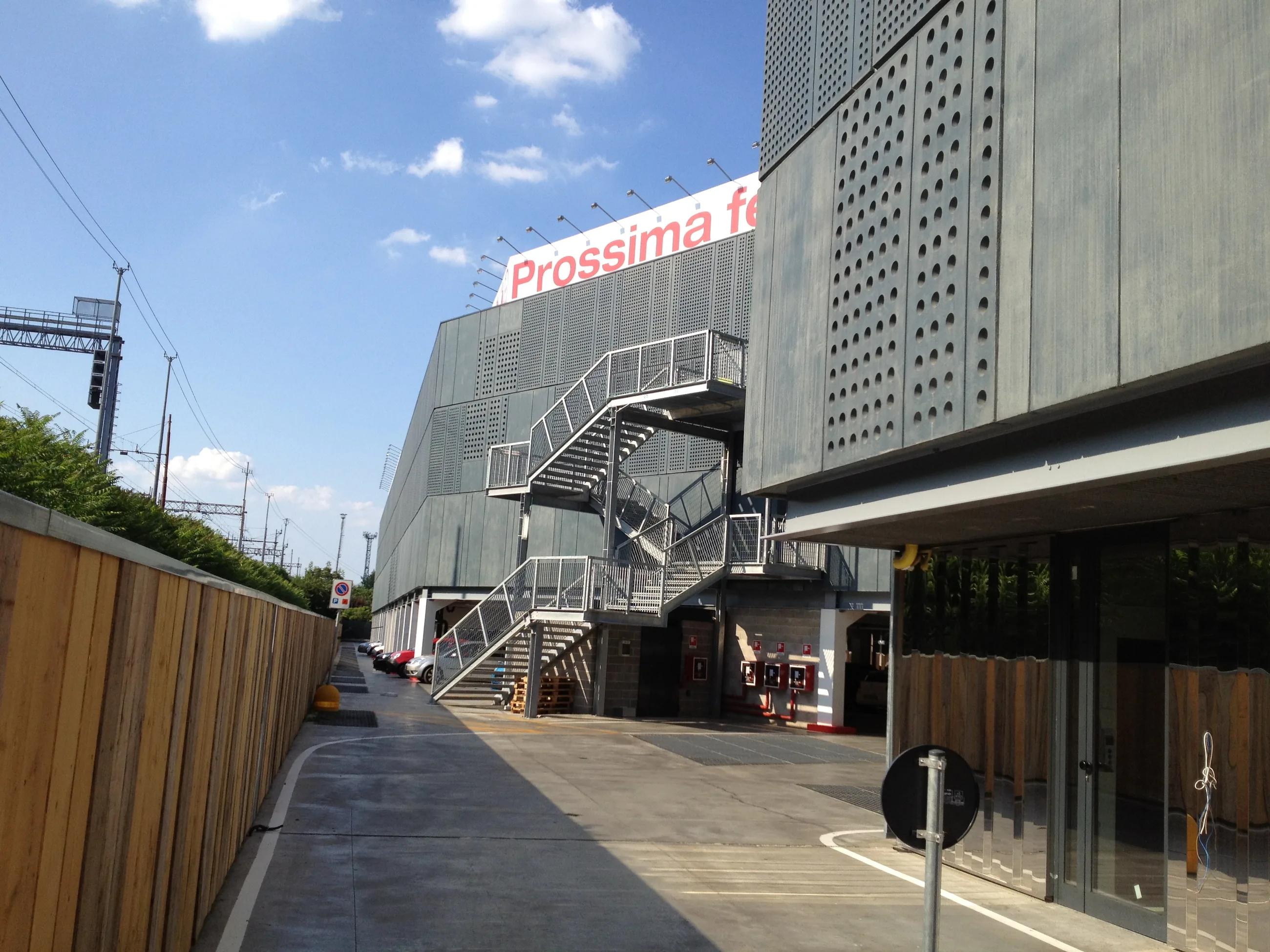 Palestra Virgin Active — Ingresso e facciata della palestra in completamento
