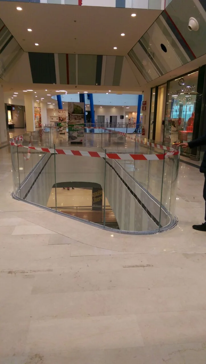Parapetti e pensiline in vetro — Domodossola e Sarca — parapetti in vetro nel centro commerciale, vista 3