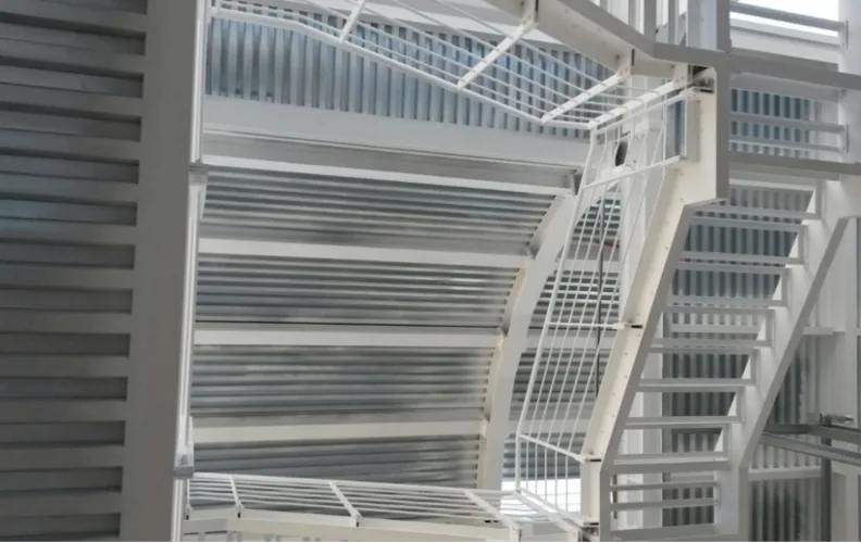 Policlinico Palermo — Scala metallica e strutture di collegamento