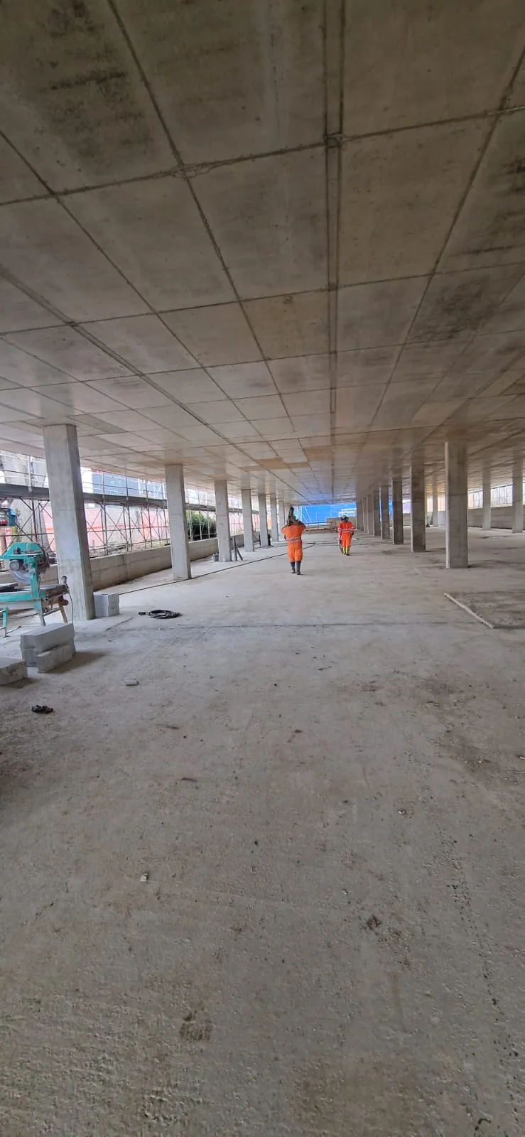 Nuova palestra — Campus Giuriati, Politecnico di Milano — vista del solaio e dei pilastri della palestra